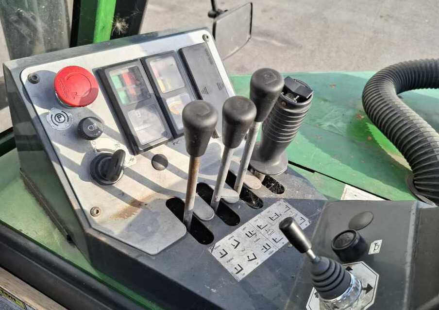 Combilift C3000CB - Stivuitor cu catarg retractabil, cu schimbare rapidă de direcţie: Foto 5 Combilift C3000CB - Stivuitor cu catarg retractabil, cu schimbare rapidă de direcţie: Foto 5