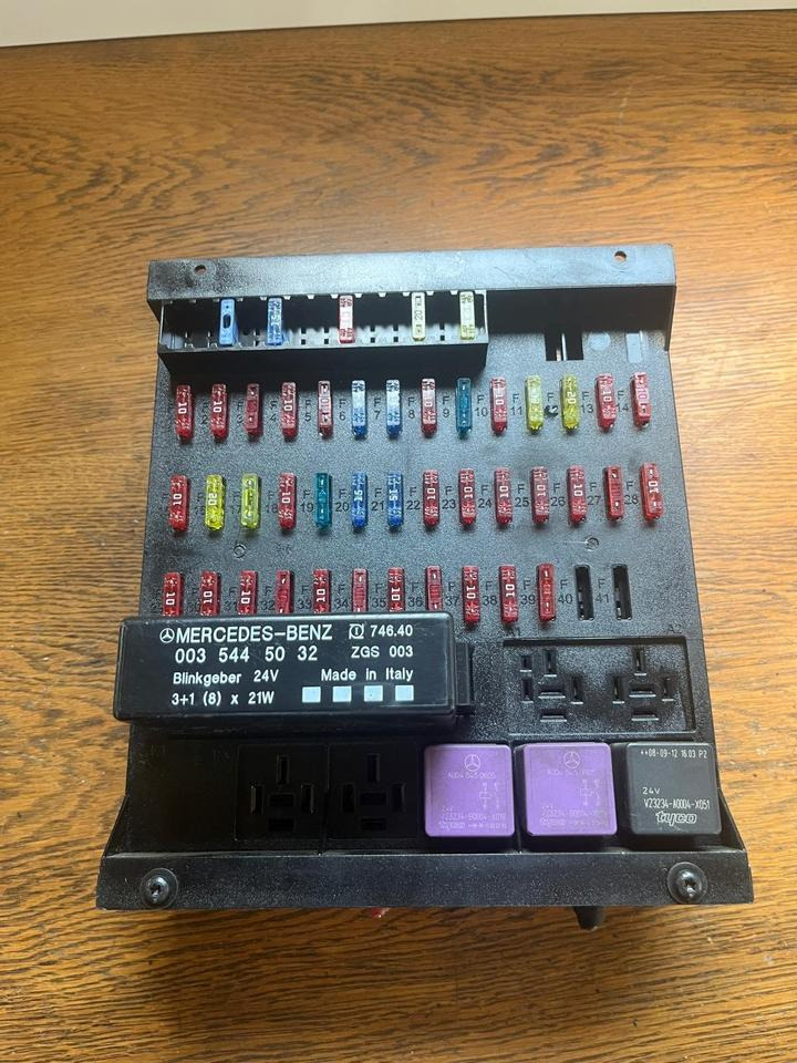 Mercedes Atego Sicherungskasten (Zentralelektrik) A0015433615 - Siguranță pentru Camion: Foto 2 Mercedes Atego Sicherungskasten (Zentralelektrik) A0015433615 - Siguranță pentru Camion: Foto 2