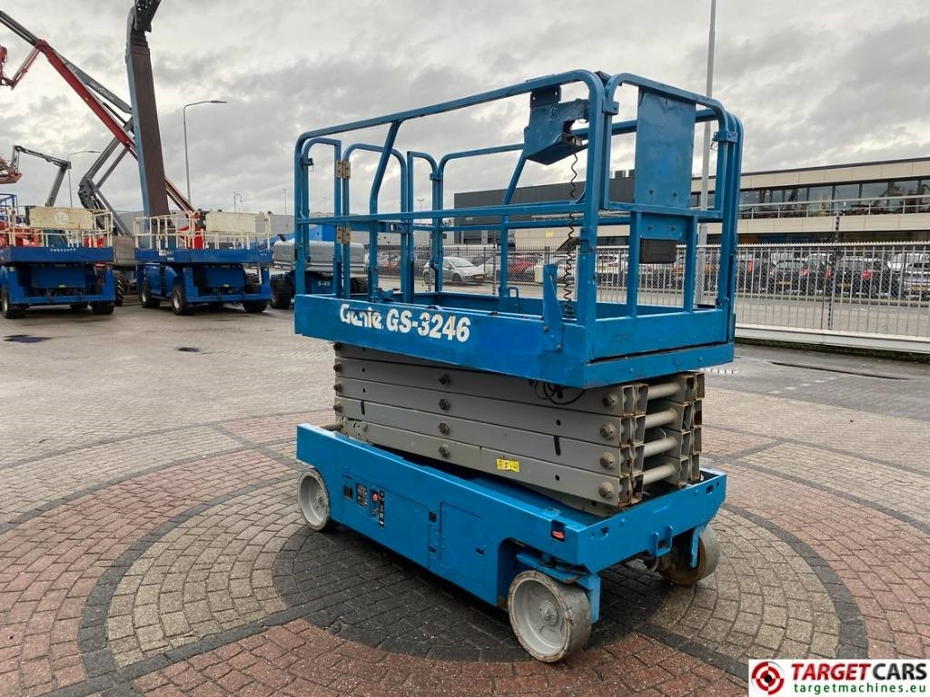 Genie GS-3246 Electric Scissor Work Lift 1175cm - Platforma foarfeca: Foto 2 Genie GS-3246 Electric Scissor Work Lift 1175cm - Platforma foarfeca: Foto 2