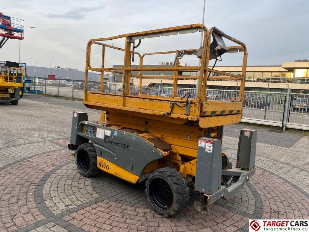 Haulotte Compact 12DX Diesel 4x4 Scissor Work Lift 1206cm - Platforma foarfeca: Foto 2 Haulotte Compact 12DX Diesel 4x4 Scissor Work Lift 1206cm - Platforma foarfeca: Foto 2