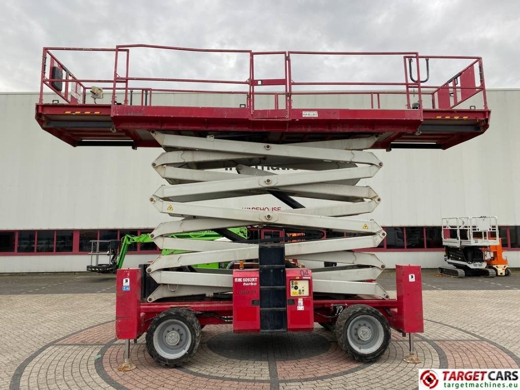 MEC 6092RT Diesel 4x4 Scissor Work Lift 2020cm - Platforma foarfeca: Foto 5 MEC 6092RT Diesel 4x4 Scissor Work Lift 2020cm - Platforma foarfeca: Foto 5