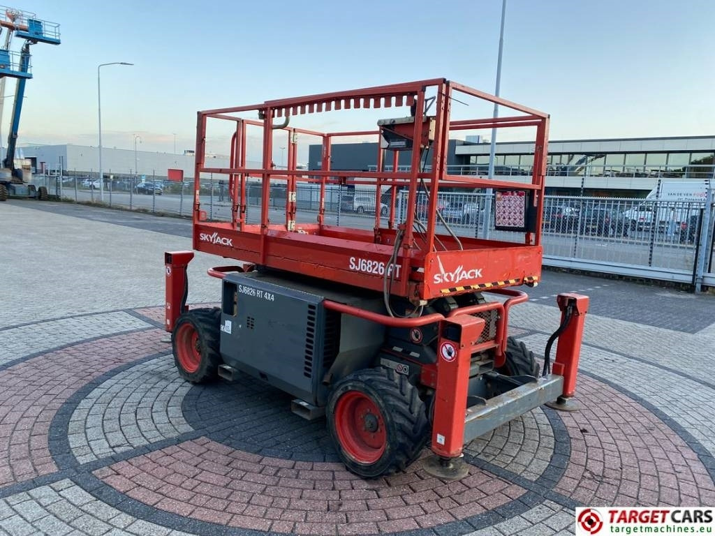 SkyJack SJ6826RT Diesel 4x4 Scissor 6826 Work Lift 992cm - Platforma foarfeca: Foto 2 SkyJack SJ6826RT Diesel 4x4 Scissor 6826 Work Lift 992cm - Platforma foarfeca: Foto 2