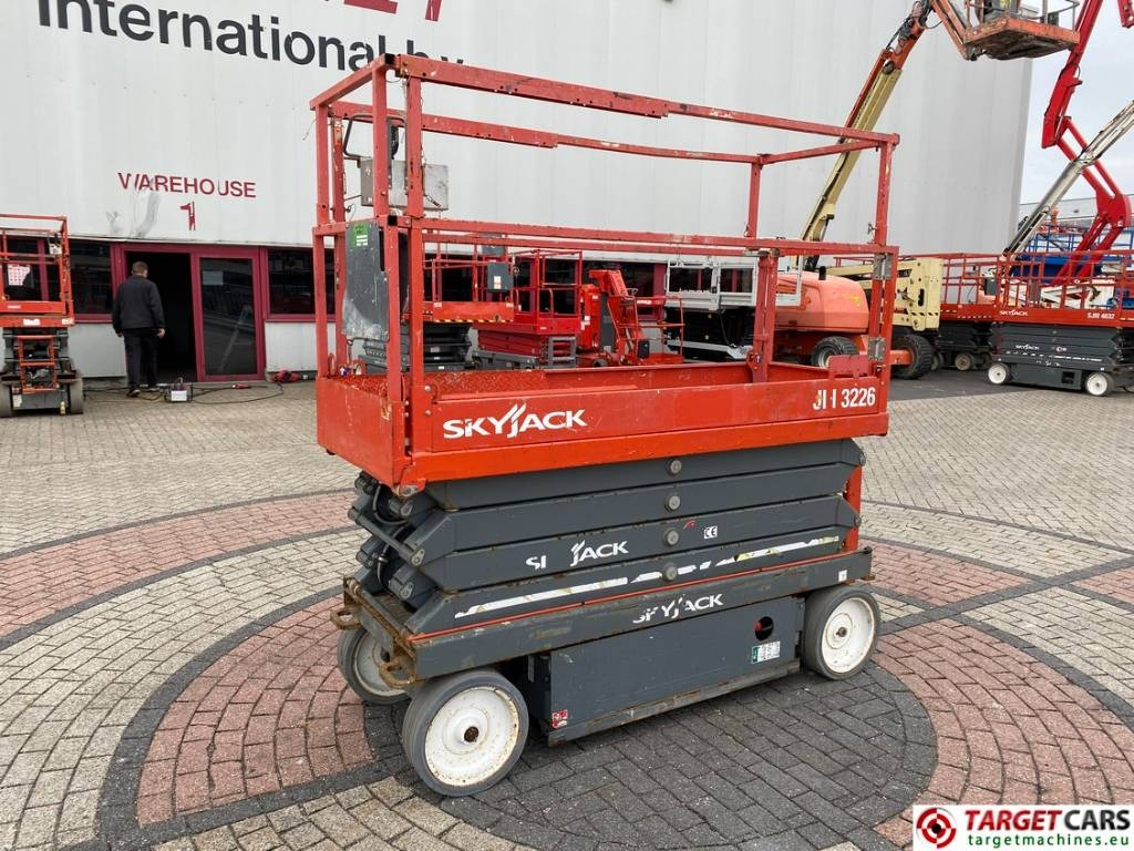 SkyJack SJIII-3226 Electric 3226 Scissor Work Lift 990cm - Platforma foarfeca: Foto 1 SkyJack SJIII-3226 Electric 3226 Scissor Work Lift 990cm - Platforma foarfeca: Foto 1