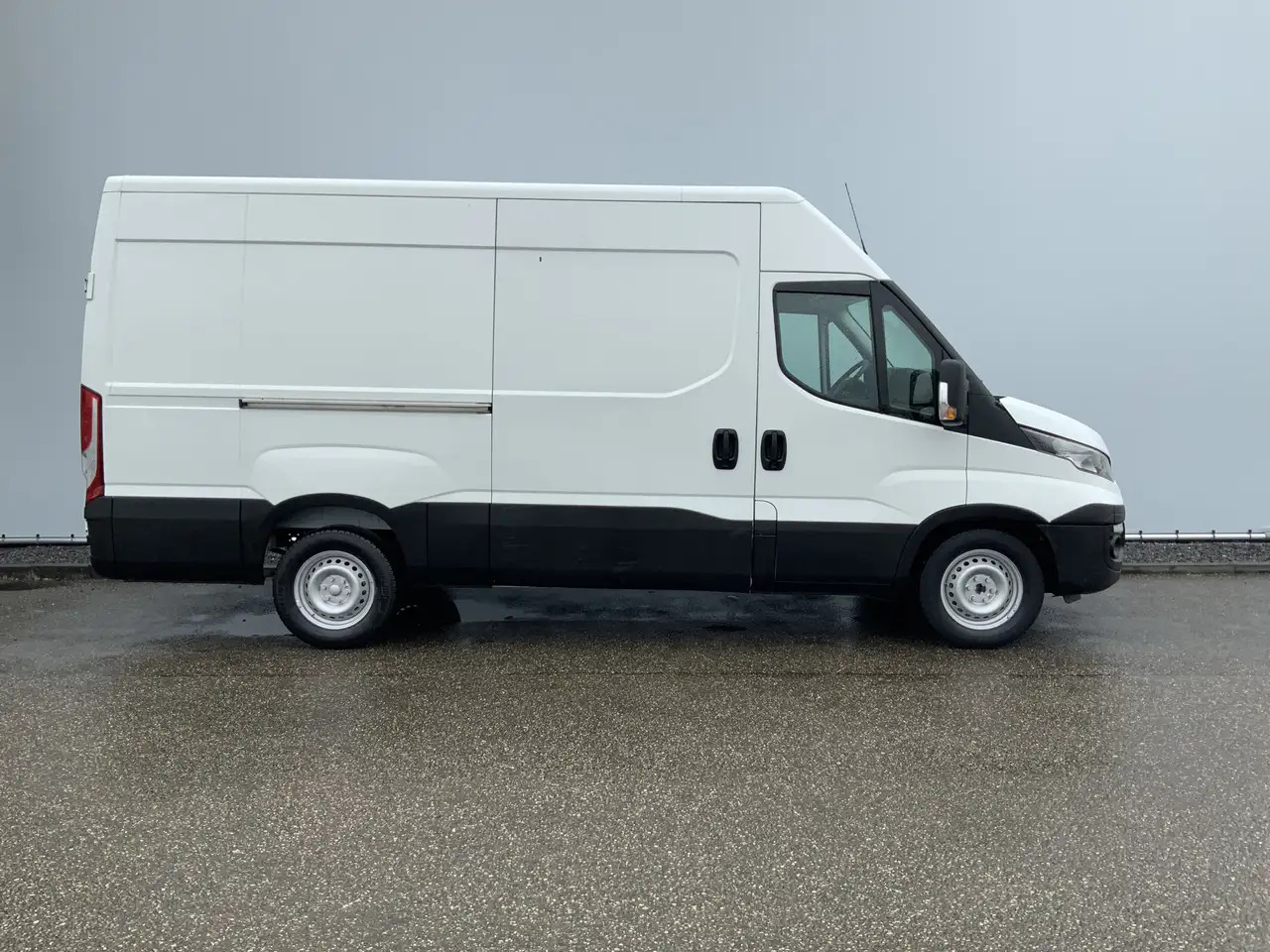 Iveco Daily 35S13V 2.3 352 H2 L3 Airco 3 Zits Opstap Euro 5 - Dubă: Foto 3 Iveco Daily 35S13V 2.3 352 H2 L3 Airco 3 Zits Opstap Euro 5 - Dubă: Foto 3