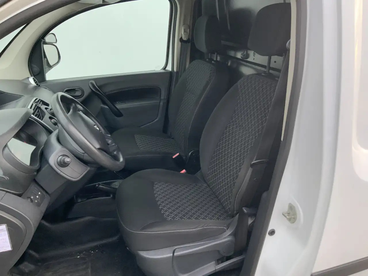 Renault Kangoo 1.5 dCi 90 Energy Luxe Airco Cruise Euro 6 - Autoutilitară compactă: Foto 4 Renault Kangoo 1.5 dCi 90 Energy Luxe Airco Cruise Euro 6 - Autoutilitară compactă: Foto 4