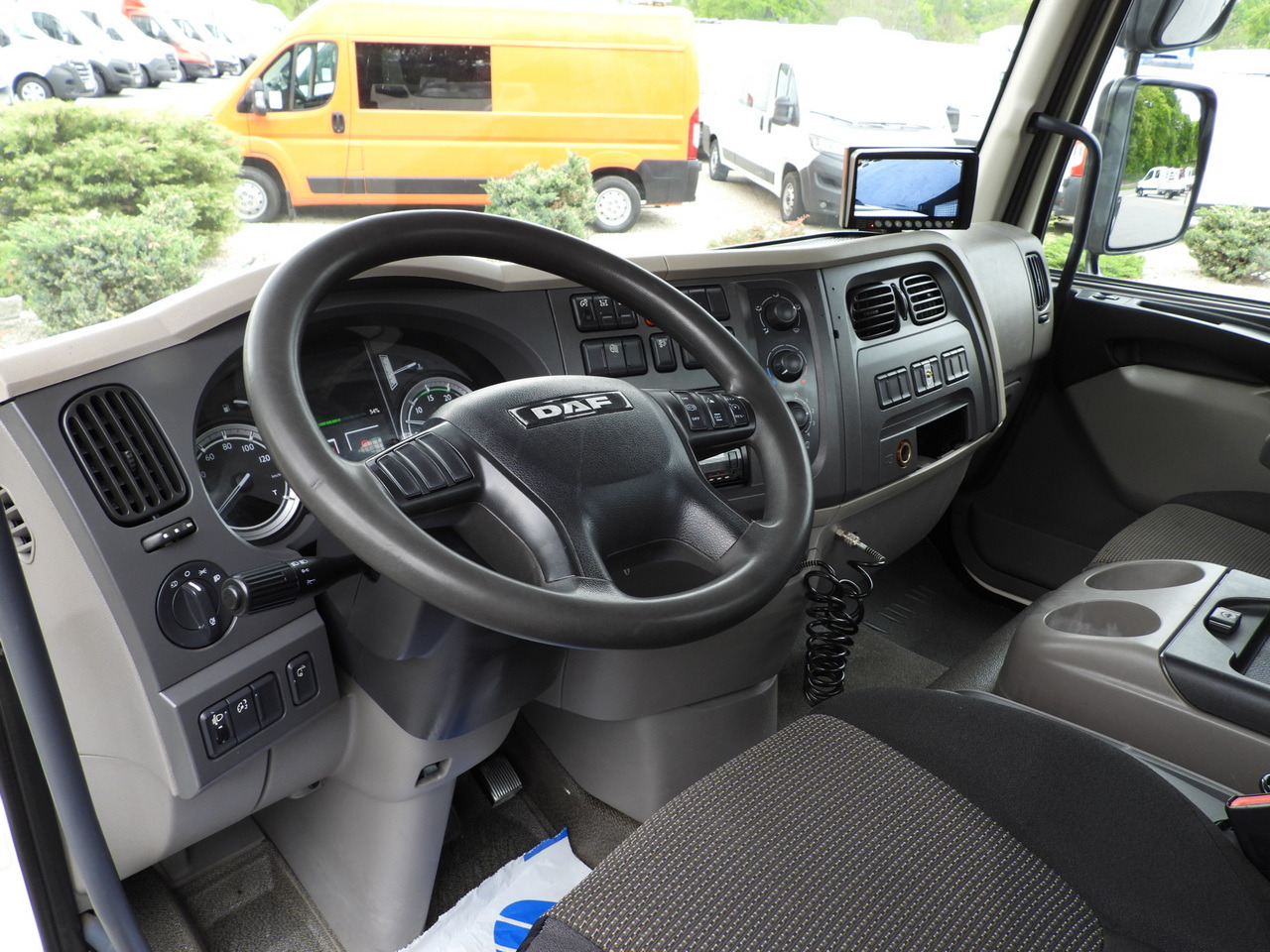 DAF LF 180 THREE-WAY TIPPER CRUISE CONTROL LED LIGHTS AUTOMATIC TRANSMISSION TWIN WHEELS AIR CONDITIONING 180HP - Camion basculantă: Foto 2 DAF LF 180 THREE-WAY TIPPER CRUISE CONTROL LED LIGHTS AUTOMATIC TRANSMISSION TWIN WHEELS AIR CONDITIONING 180HP - Camion basculantă: Foto 2