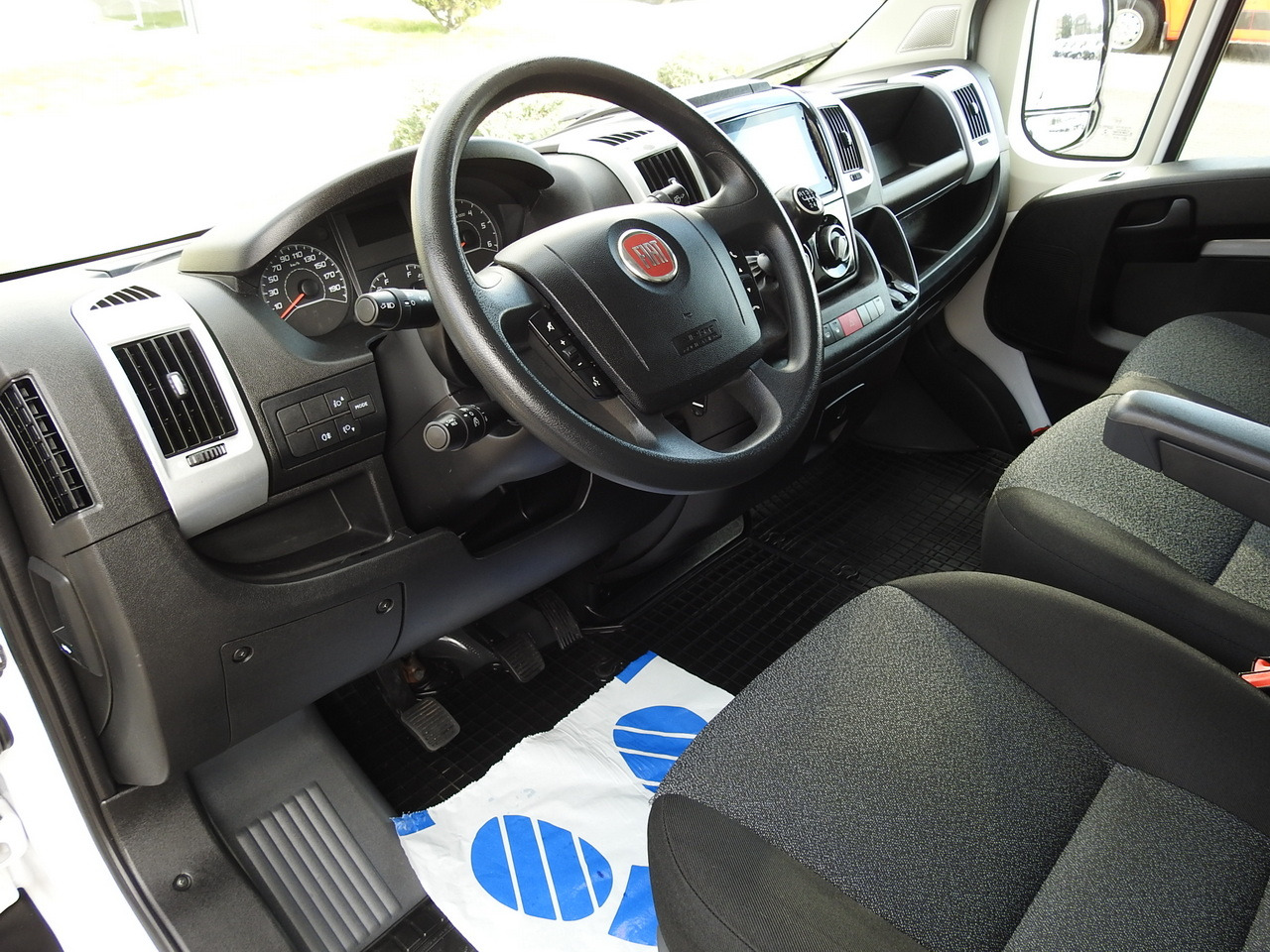 FIAT DUCATO BOX LIFT 8 PALLETS CRUISE CONTROL NAVIGATION LED LIGHTS AIR CONDITIONING 130HP - Autoutilitară box: Foto 2 FIAT DUCATO BOX LIFT 8 PALLETS CRUISE CONTROL NAVIGATION LED LIGHTS AIR CONDITIONING 130HP - Autoutilitară box: Foto 2