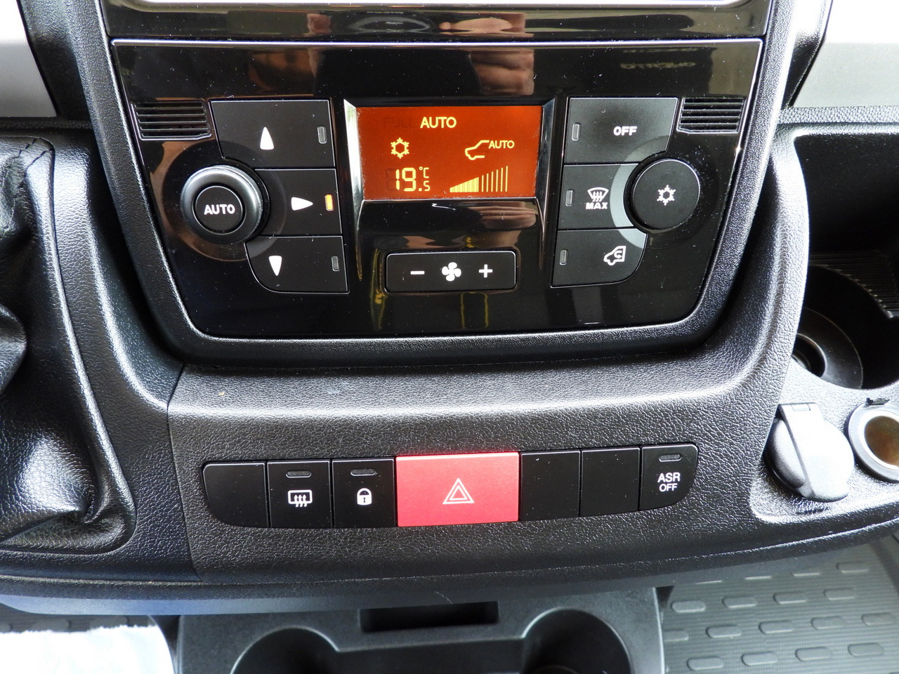 Autoutilitară cu prelată FIAT DUCATO TARPAULIN 10 PALLETS WEBASTO CRUISE CONTROL AIR CONDITIONING LED LIGHTS PNEUMATICS 160HP: Foto 40 Autoutilitară cu prelată FIAT DUCATO TARPAULIN 10 PALLETS WEBASTO CRUISE CONTROL AIR CONDITIONING LED LIGHTS PNEUMATICS 160HP: Foto 40