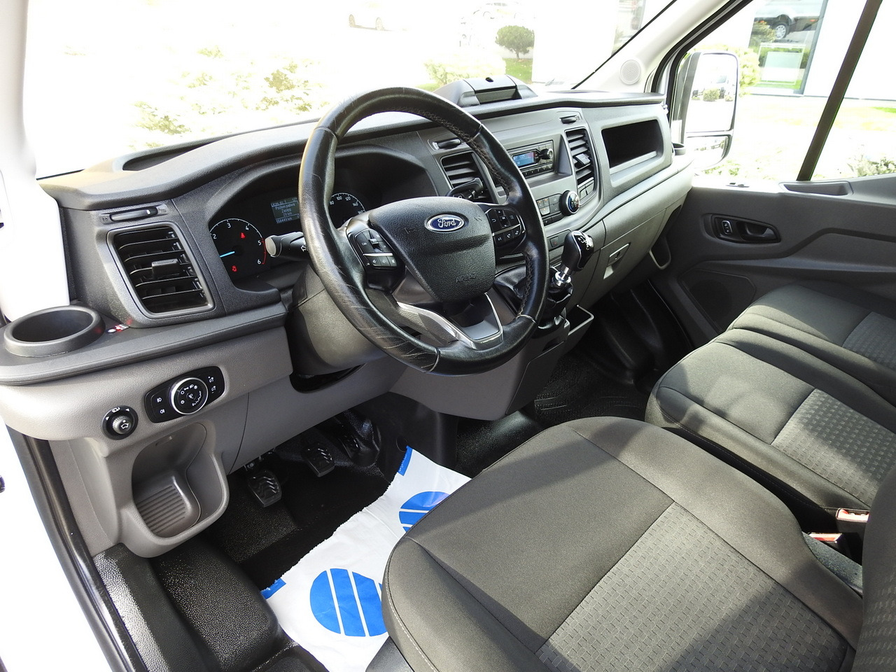 FORD TRANSIT BOX DELIVERY VAN 6 SEATS CRUISE CONTROL AIR CONDITIONING LED LIGHTS 130HP - Dubă: Foto 2 FORD TRANSIT BOX DELIVERY VAN 6 SEATS CRUISE CONTROL AIR CONDITIONING LED LIGHTS 130HP - Dubă: Foto 2