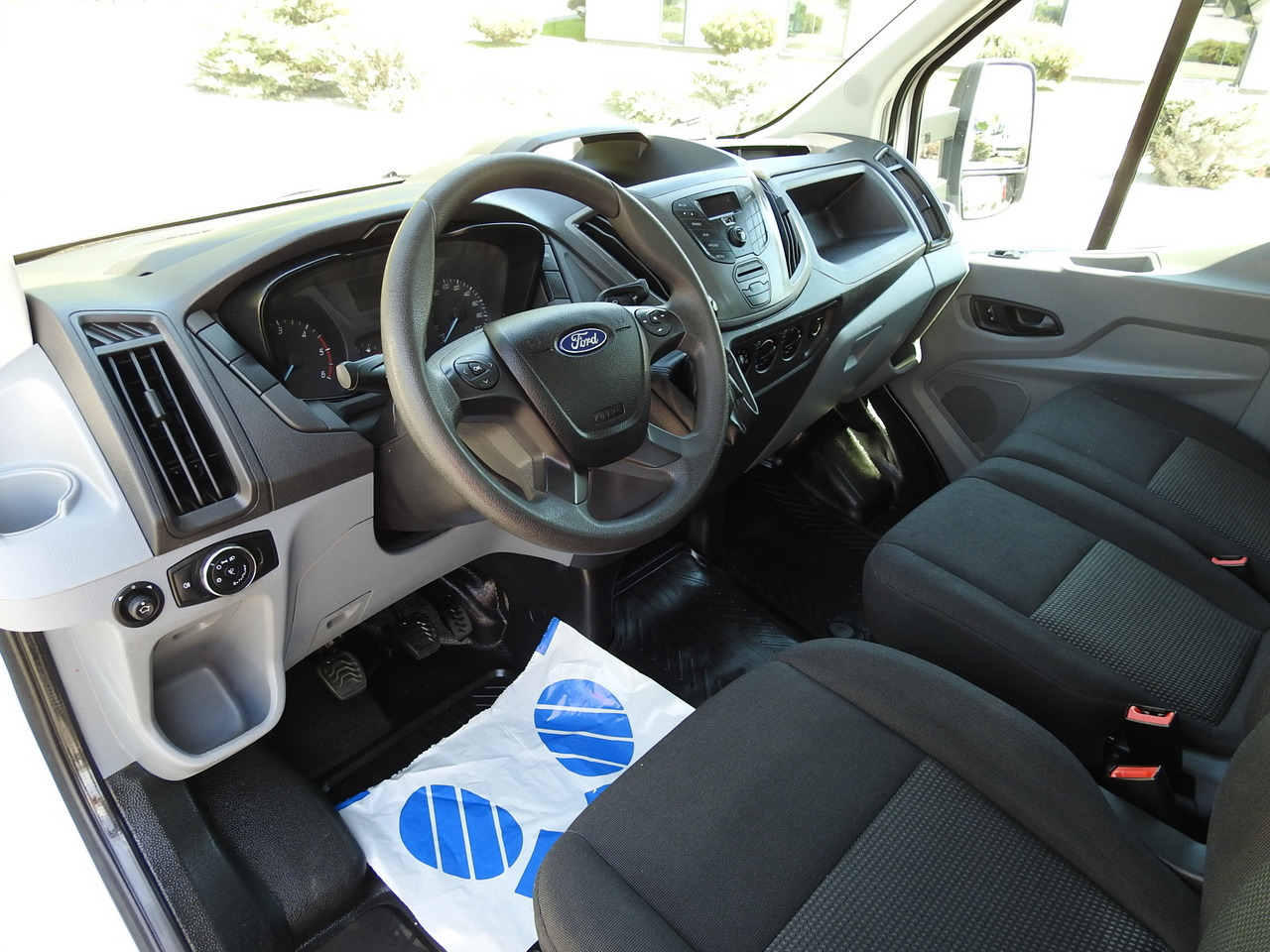 FORD TRANSIT STAKE BODY DOUBLE CABIN DOKA 7 SEATS AIR CONDITIONING 130HP - Autoutilitară cabină dublă: Foto 2 FORD TRANSIT STAKE BODY DOUBLE CABIN DOKA 7 SEATS AIR CONDITIONING 130HP - Autoutilitară cabină dublă: Foto 2