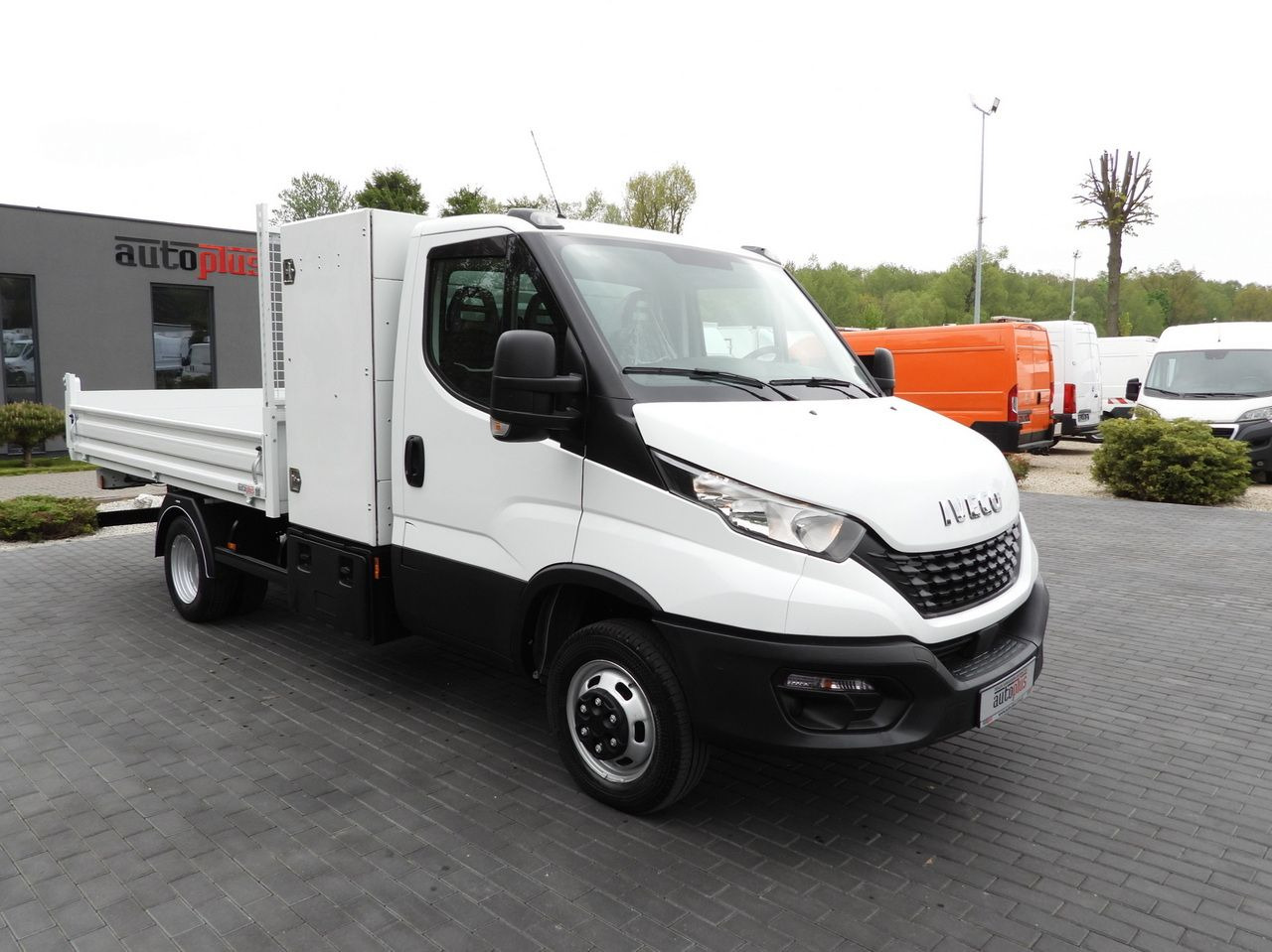 IVECO DAILY 35C14 TIPPER CRUISE CONTROL TWIN WHEELS 140HP - Autoutilitară basculantă: Foto 4 IVECO DAILY 35C14 TIPPER CRUISE CONTROL TWIN WHEELS 140HP - Autoutilitară basculantă: Foto 4
