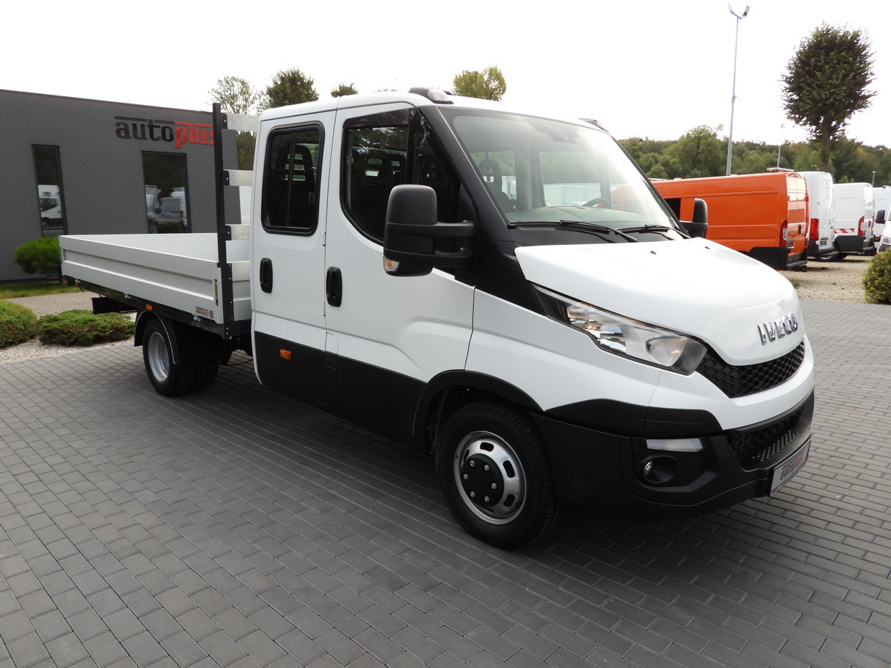 IVECO DAILY 35C17 STAKE BODY DOUBLE CABIN DOKA 7 SEATS CRUISE CONTROL TWIN WHEELS AIR CONDITIONING 170HP - Autoutilitară cabină dublă: Foto 4 IVECO DAILY 35C17 STAKE BODY DOUBLE CABIN DOKA 7 SEATS CRUISE CONTROL TWIN WHEELS AIR CONDITIONING 170HP - Autoutilitară cabină dublă: Foto 4