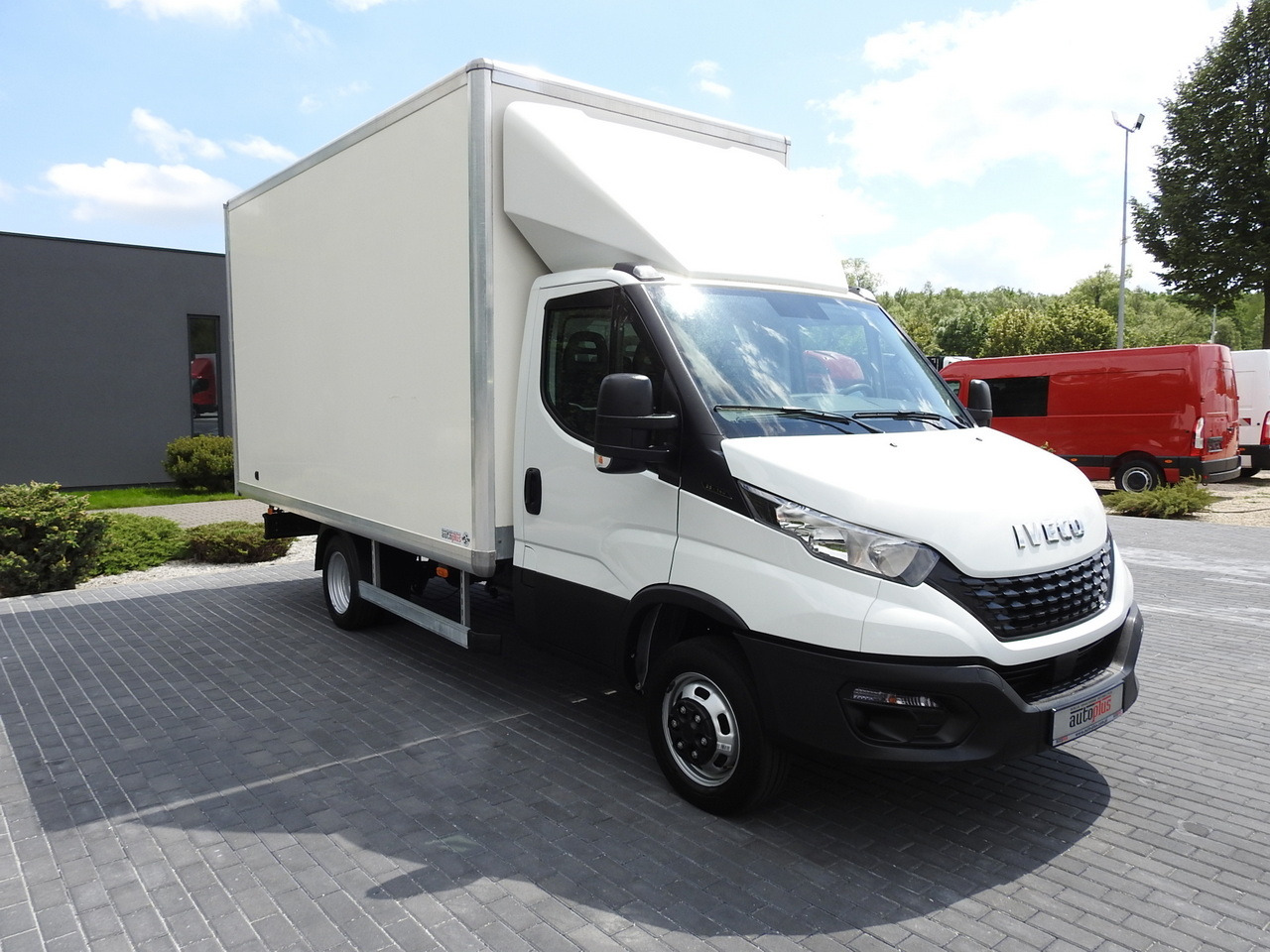 IVECO DAILY 35S14 8 PALLETS CRUISE CONTROL TWIN WHEELS AIR CONDITIONING 140HP - Autoutilitară box: Foto 4 IVECO DAILY 35S14 8 PALLETS CRUISE CONTROL TWIN WHEELS AIR CONDITIONING 140HP - Autoutilitară box: Foto 4
