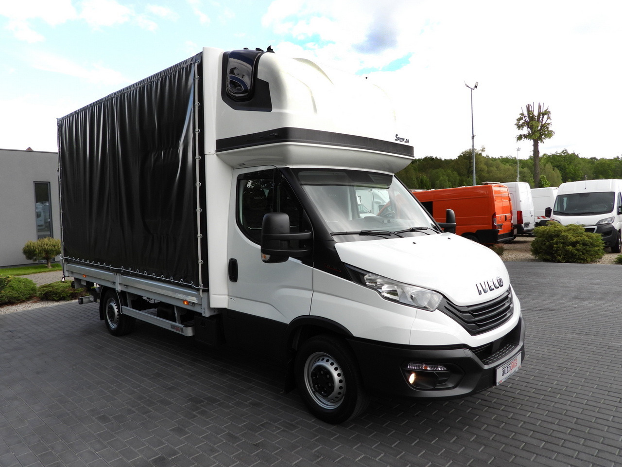IVECO DAILY 35S18 TARPAULIN LIFT 8 PALLETS WEBASTO CRUISE CONTROL AIR CONDITIONING 180HP - Autoutilitară cu prelată: Foto 4 IVECO DAILY 35S18 TARPAULIN LIFT 8 PALLETS WEBASTO CRUISE CONTROL AIR CONDITIONING 180HP - Autoutilitară cu prelată: Foto 4
