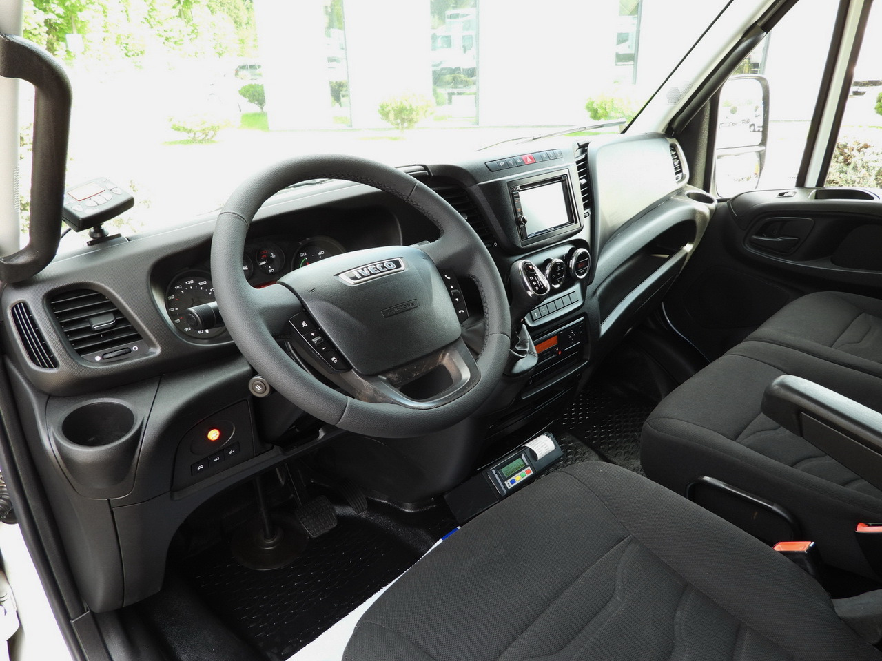 IVECO DAILY 70C17 REFRIGERATOR 1*C LIFT 10 PALLETS POWER SUPPLY 230V CRUISE CONTROL AIR CONDITIONING PNEUMATICS AUTOMATIC TRANSMISSION HI-MATIC TWIN WHEELS 170HP - Camion frigider: Foto 2 IVECO DAILY 70C17 REFRIGERATOR 1*C LIFT 10 PALLETS POWER SUPPLY 230V CRUISE CONTROL AIR CONDITIONING PNEUMATICS AUTOMATIC TRANSMISSION HI-MATIC TWIN WHEELS 170HP - Camion frigider: Foto 2