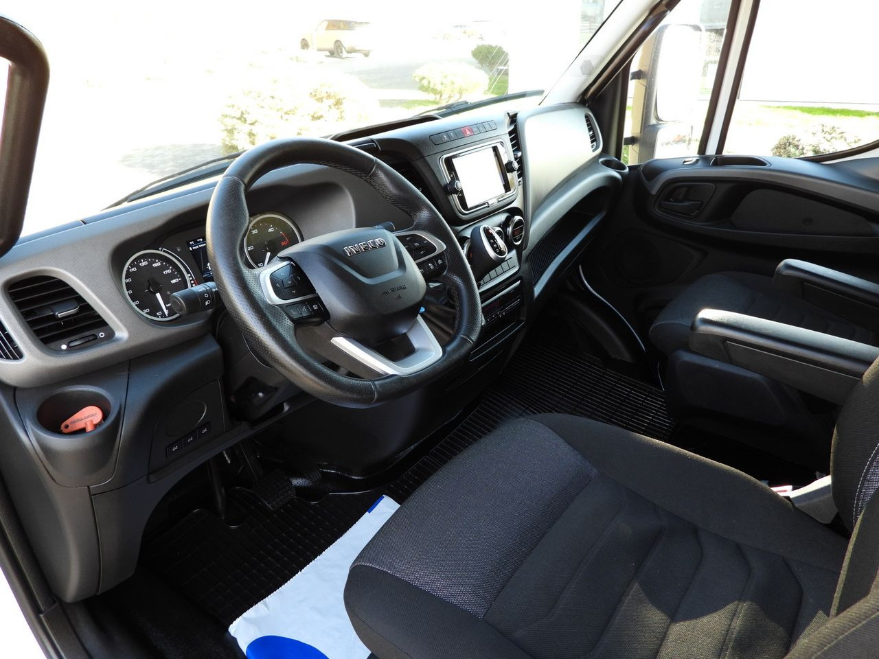 IVECO DAILY 70C18 TARPAULIN LIFT 16 PALLETS WEBASTO CRUISE CONTROL NAVIGATION LED LIGHTS PNEUMATICS AUTOMATIC TRANSMISSION HI-MATIC TWIN WHEELS AIR CONDITIONING 180HP - Autoutilitară cu prelată: Foto 2 IVECO DAILY 70C18 TARPAULIN LIFT 16 PALLETS WEBASTO CRUISE CONTROL NAVIGATION LED LIGHTS PNEUMATICS AUTOMATIC TRANSMISSION HI-MATIC TWIN WHEELS AIR CONDITIONING 180HP - Autoutilitară cu prelată: Foto 2