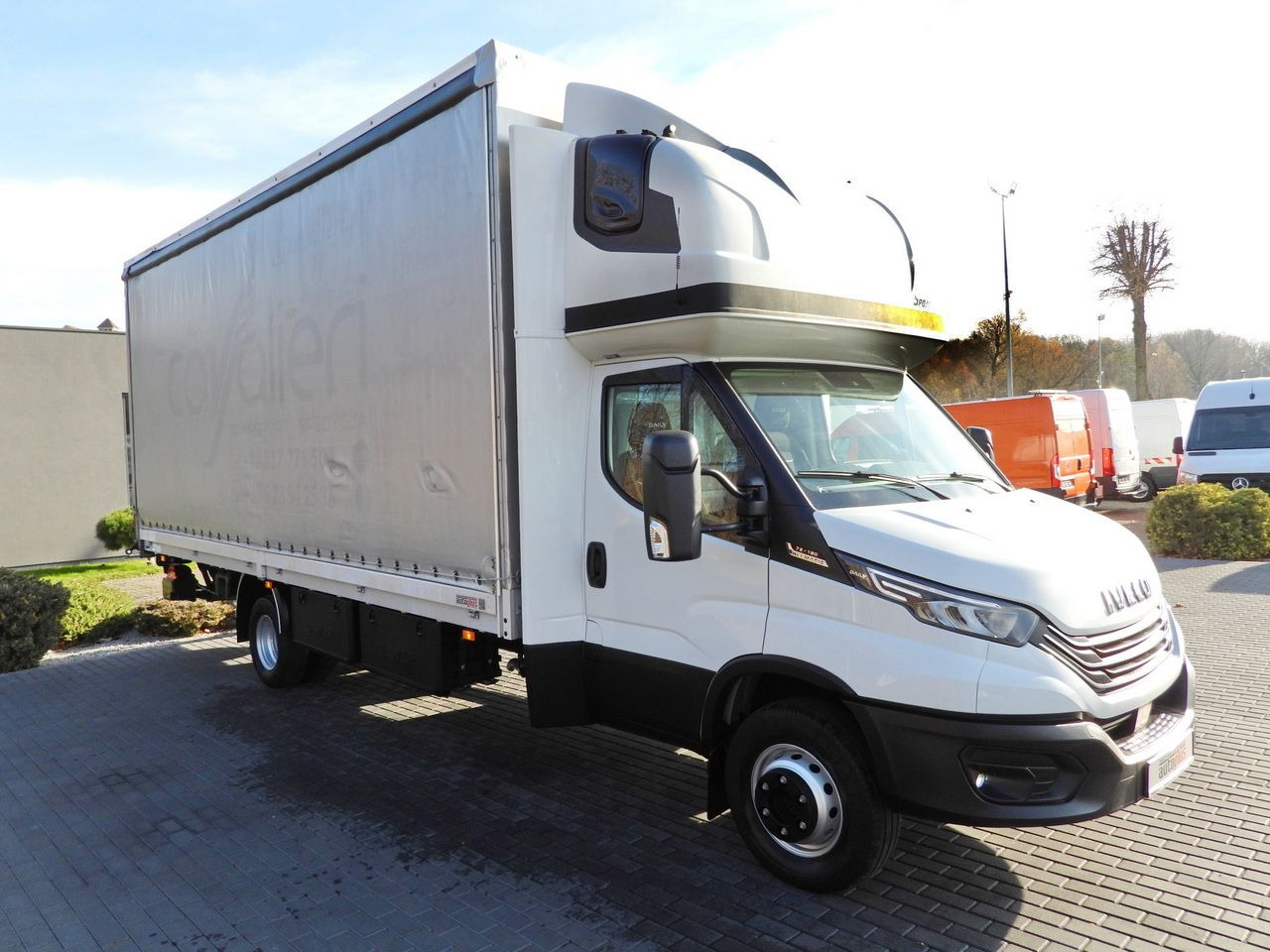 IVECO DAILY 70C18 TARPAULIN LIFT 16 PALLETS WEBASTO CRUISE CONTROL NAVIGATION LED LIGHTS PNEUMATICS AUTOMATIC TRANSMISSION HI-MATIC TWIN WHEELS AIR CONDITIONING 180HP - Autoutilitară cu prelată: Foto 4 IVECO DAILY 70C18 TARPAULIN LIFT 16 PALLETS WEBASTO CRUISE CONTROL NAVIGATION LED LIGHTS PNEUMATICS AUTOMATIC TRANSMISSION HI-MATIC TWIN WHEELS AIR CONDITIONING 180HP - Autoutilitară cu prelată: Foto 4