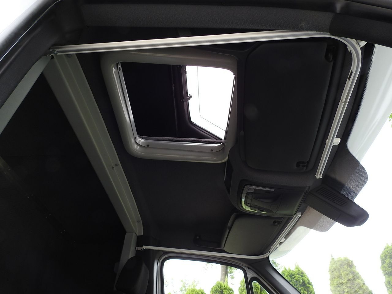 Autoutilitară cu prelată MERCEDES SPRINTER 316 TARPAULIN 10 PALLETS WEBASTO CRUISE CONTROL AIR CONDITIONING 165HP: Foto 41 Autoutilitară cu prelată MERCEDES SPRINTER 316 TARPAULIN 10 PALLETS WEBASTO CRUISE CONTROL AIR CONDITIONING 165HP: Foto 41