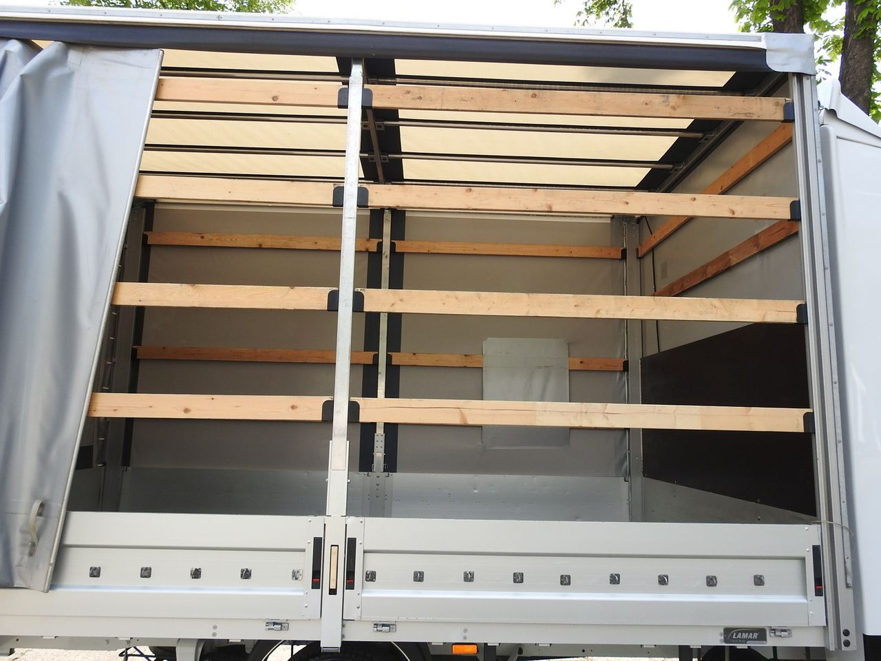 Autoutilitară cu prelată MERCEDES SPRINTER 316 TARPAULIN 10 PALLETS WEBASTO CRUISE CONTROL AIR CONDITIONING 165HP: Foto 24 Autoutilitară cu prelată MERCEDES SPRINTER 316 TARPAULIN 10 PALLETS WEBASTO CRUISE CONTROL AIR CONDITIONING 165HP: Foto 24