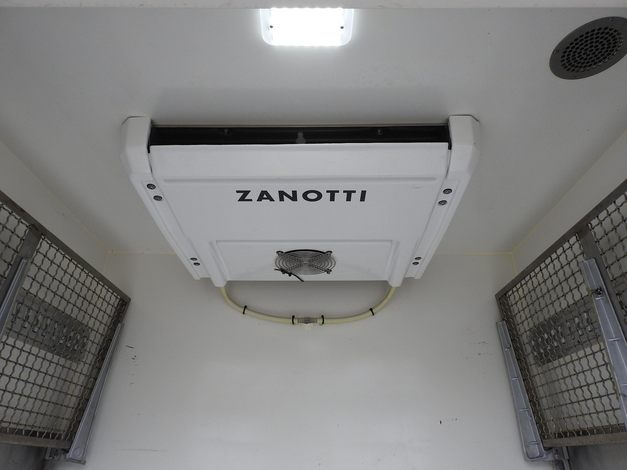 Autoutilitară frigorifica PEUGEOT BOXER REFRIGERATOR VAN -5*C TWO COMPARTMENTS CRUISE CONTROL AIR CONDITIONING  120HP: Foto 28