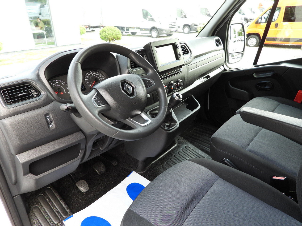 RENAULT MASTER BOX DELIVERY VAN 7 SEATS CRUISE CONTROL NAVIGATION LED LIGHTS AIR CONDITIONING 135HP - Dubă: Foto 2 RENAULT MASTER BOX DELIVERY VAN 7 SEATS CRUISE CONTROL NAVIGATION LED LIGHTS AIR CONDITIONING 135HP - Dubă: Foto 2