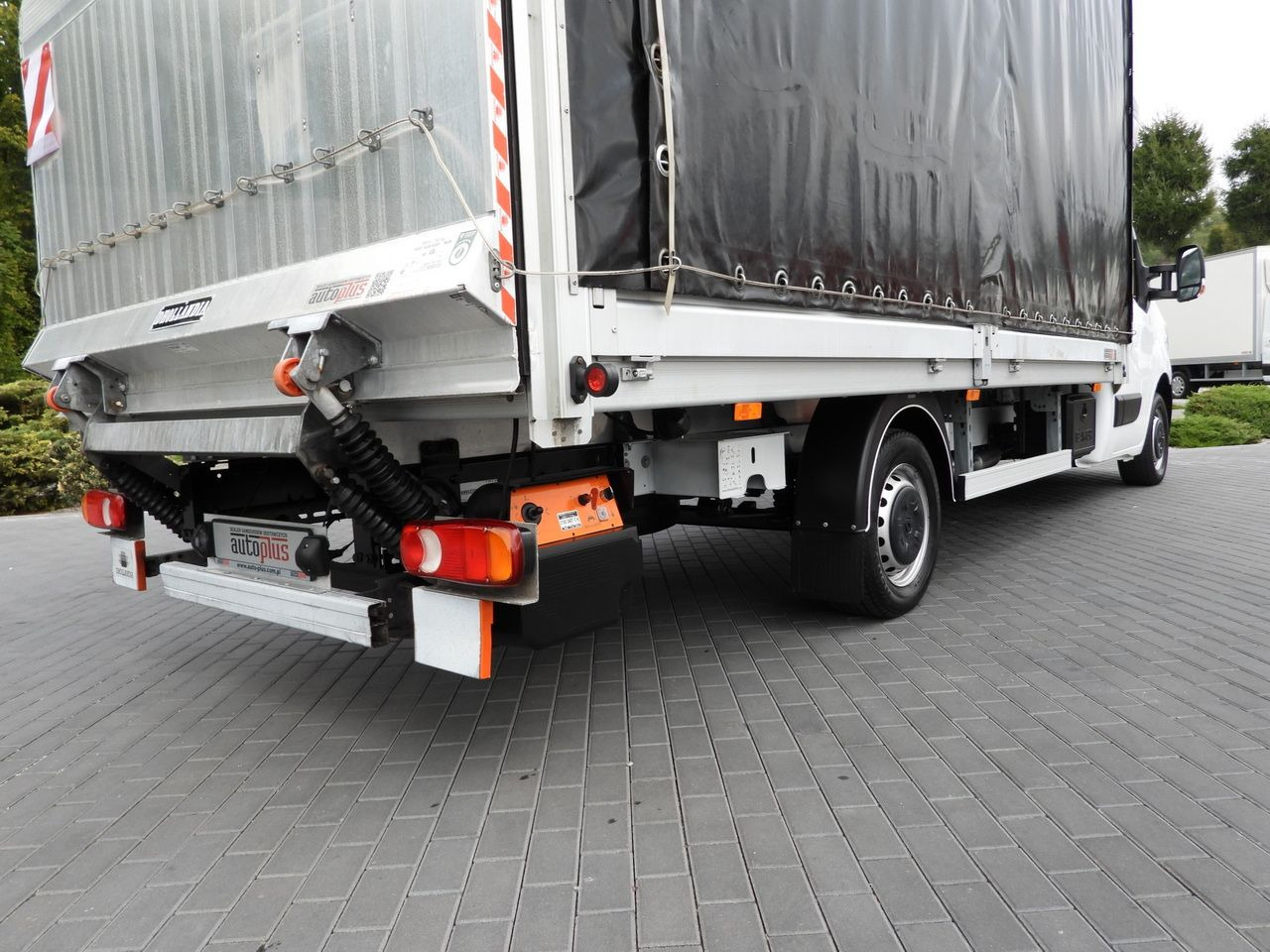 Autoutilitară cu prelată RENAULT MASTER TARPAULIN LIFT 9 PALLETS WEBASTO CRUISE CONTROL LED LIGHTS PNEUMATICS AIR CONDITIONING 165HP: Foto 29 Autoutilitară cu prelată RENAULT MASTER TARPAULIN LIFT 9 PALLETS WEBASTO CRUISE CONTROL LED LIGHTS PNEUMATICS AIR CONDITIONING 165HP: Foto 29