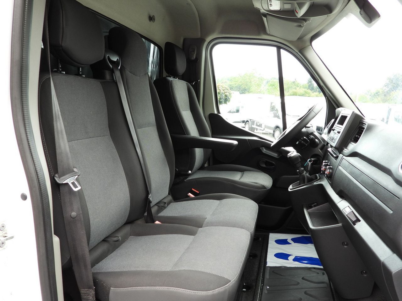 Autoutilitară cu prelată RENAULT MASTER TARPAULIN LIFT 9 PALLETS WEBASTO CRUISE CONTROL LED LIGHTS PNEUMATICS AIR CONDITIONING 165HP: Foto 43 Autoutilitară cu prelată RENAULT MASTER TARPAULIN LIFT 9 PALLETS WEBASTO CRUISE CONTROL LED LIGHTS PNEUMATICS AIR CONDITIONING 165HP: Foto 43