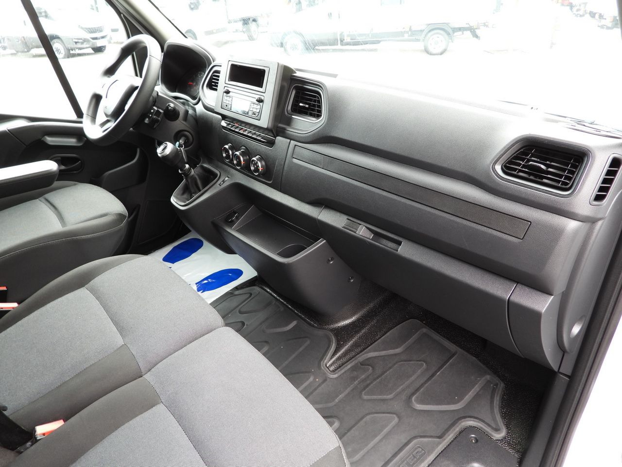 Autoutilitară cu prelată RENAULT MASTER TARPAULIN LIFT 9 PALLETS WEBASTO CRUISE CONTROL LED LIGHTS PNEUMATICS AIR CONDITIONING 165HP: Foto 44 Autoutilitară cu prelată RENAULT MASTER TARPAULIN LIFT 9 PALLETS WEBASTO CRUISE CONTROL LED LIGHTS PNEUMATICS AIR CONDITIONING 165HP: Foto 44