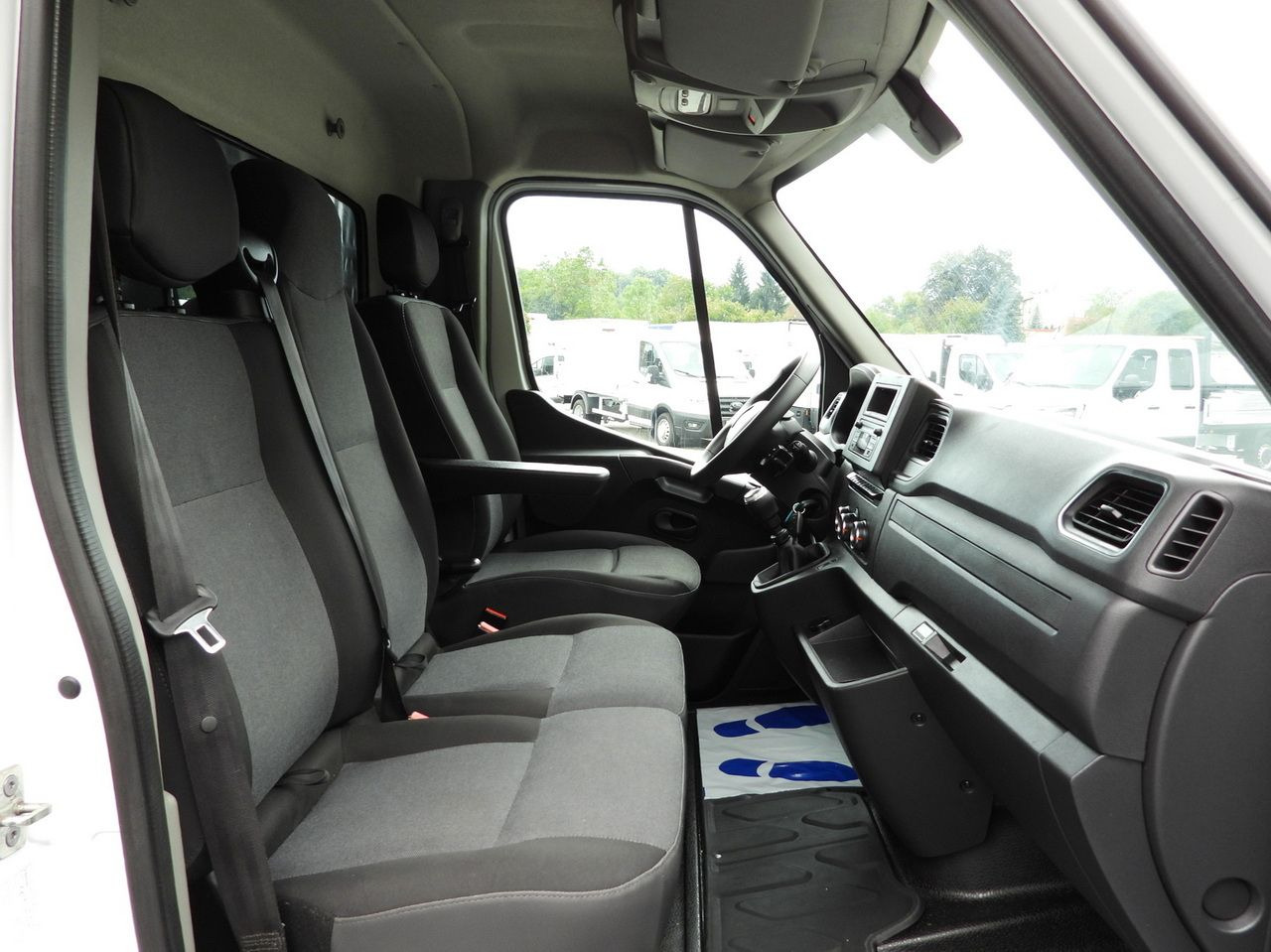 Autoutilitară cu prelată RENAULT MASTER TARPAULIN LIFT 9 PALLETS WEBASTO CRUISE CONTROL LED LIGHTS PNEUMATICS AIR CONDITIONING 165HP: Foto 42 Autoutilitară cu prelată RENAULT MASTER TARPAULIN LIFT 9 PALLETS WEBASTO CRUISE CONTROL LED LIGHTS PNEUMATICS AIR CONDITIONING 165HP: Foto 42