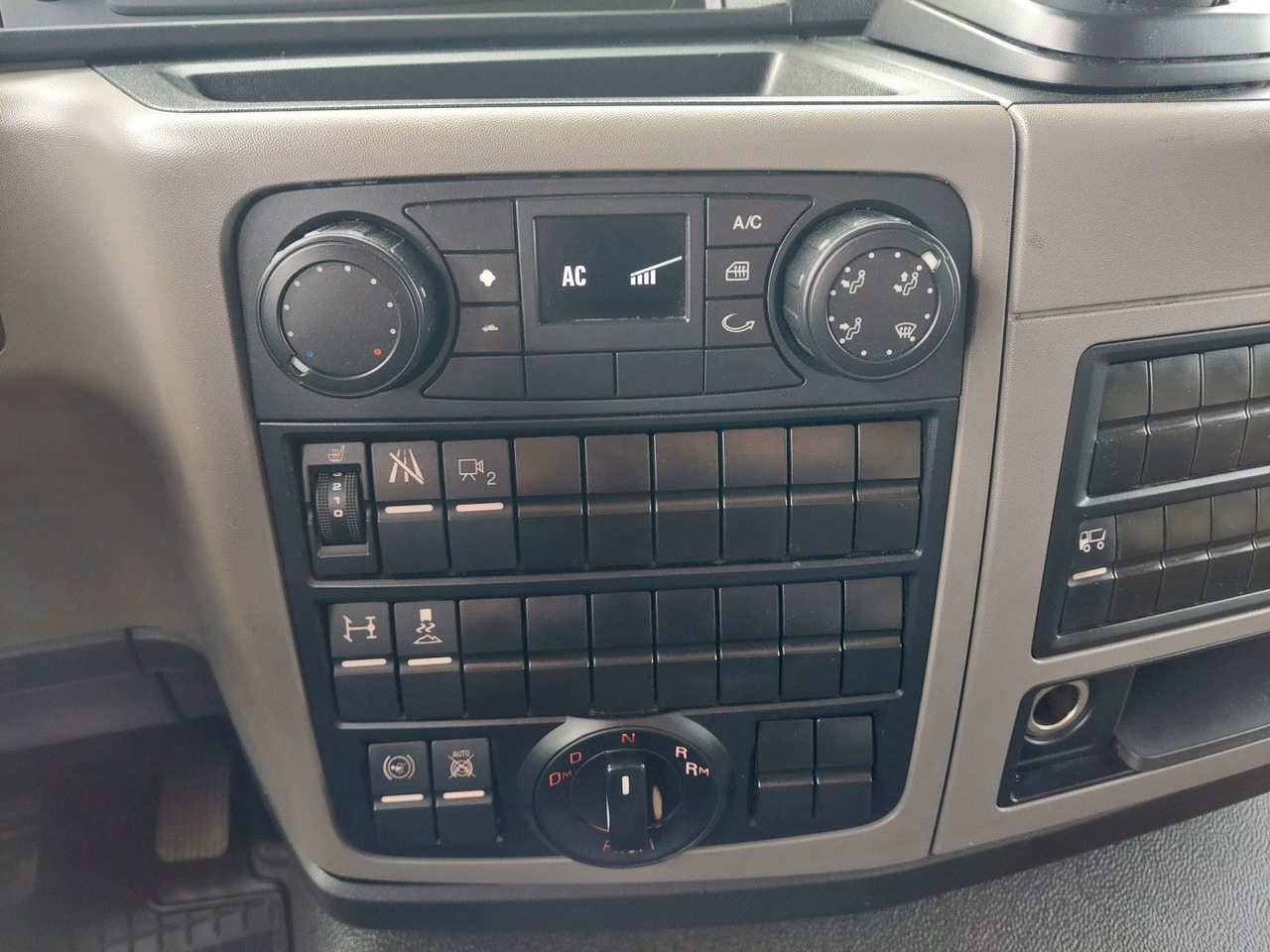 Camion cu prelată MAN TGL 12.250 BL 4x2: Foto 36 Camion cu prelată MAN TGL 12.250 BL 4x2: Foto 36