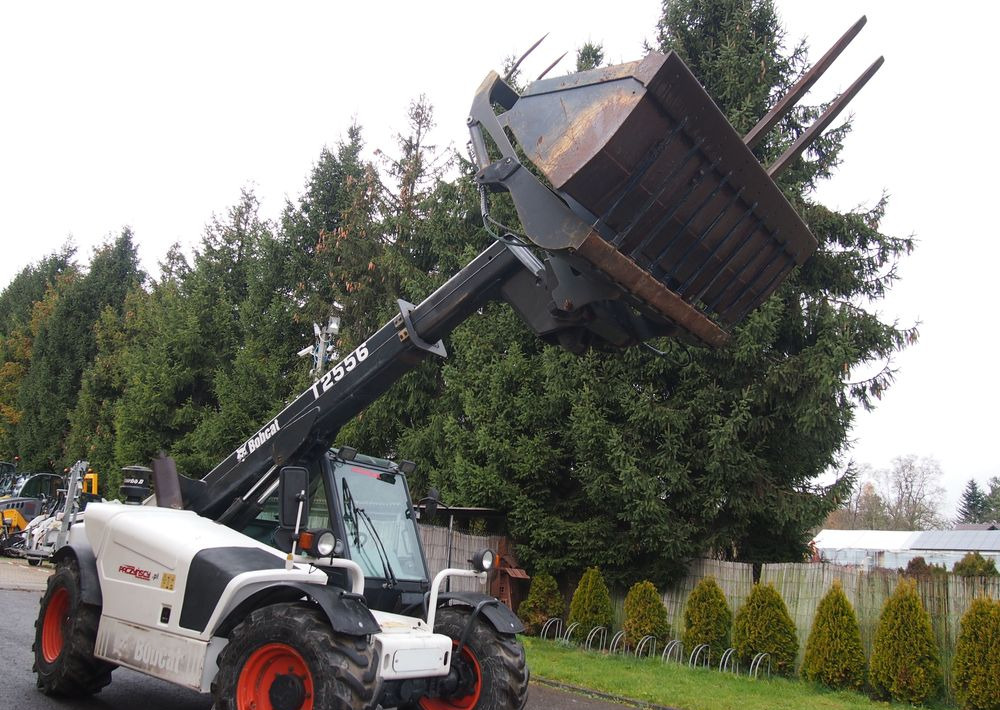 Ładowarka teleskopowa Bobcat T2556 2005 Ładowarka teleskopowa BOBCAT - Stivuitor telescopic: Foto 2 Ładowarka teleskopowa Bobcat T2556 2005 Ładowarka teleskopowa BOBCAT - Stivuitor telescopic: Foto 2