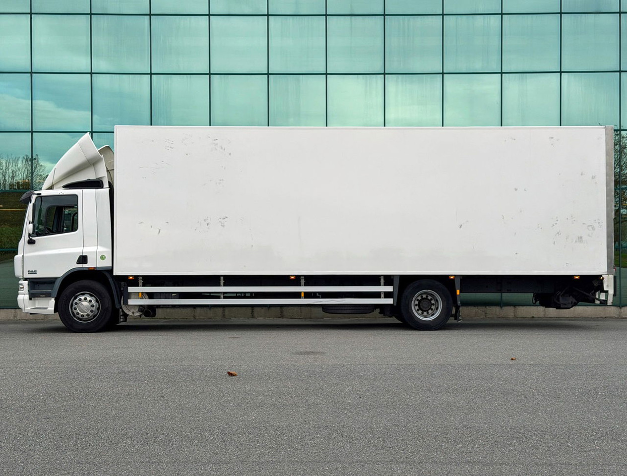 DAF CF 75.250 Euro 3 Manual Gearbox VAN Beurden Isolated BOX Tail Lift Super Condition NL-Truck - Camion furgon: Foto 2 DAF CF 75.250 Euro 3 Manual Gearbox VAN Beurden Isolated BOX Tail Lift Super Condition NL-Truck - Camion furgon: Foto 2