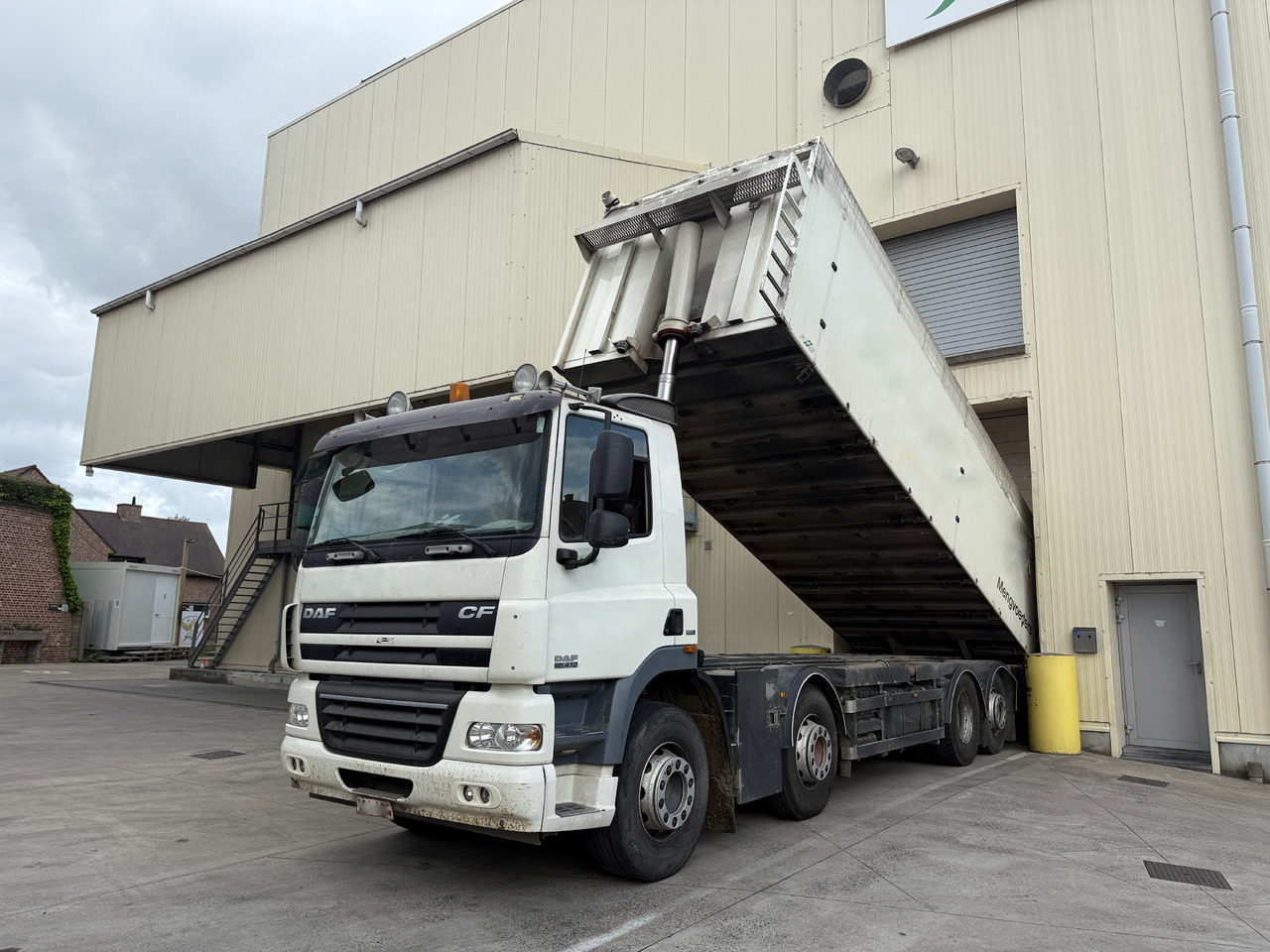 DAF 410 8X2 TIPPER, blowing system, compressor, compartments - Camion basculantă: Foto 3 DAF 410 8X2 TIPPER, blowing system, compressor, compartments - Camion basculantă: Foto 3