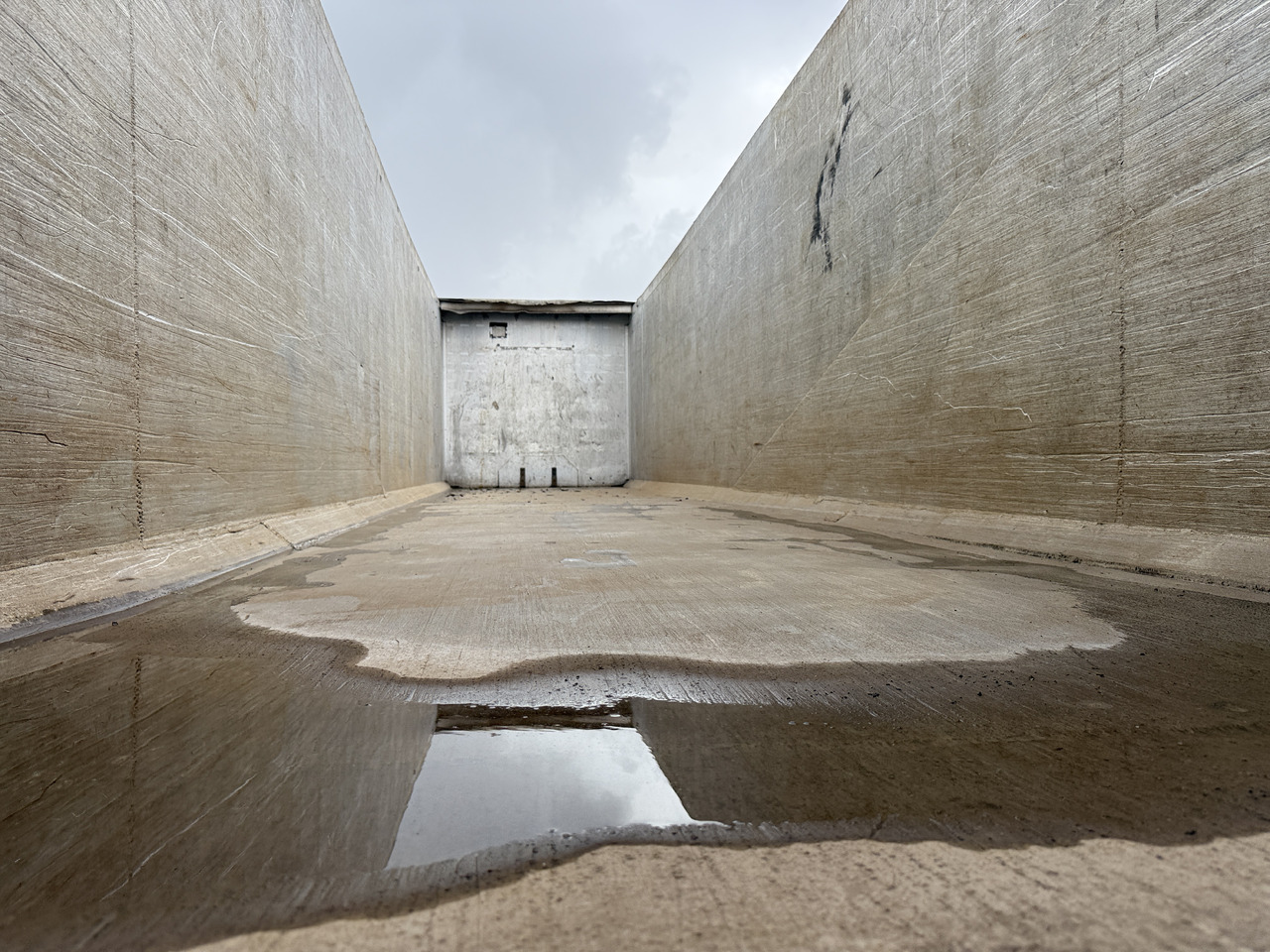 STAS 67m3 ADR classes EX II. FL. OX. AT - Semiremorcă basculantă: Foto 4 STAS 67m3 ADR classes EX II. FL. OX. AT - Semiremorcă basculantă: Foto 4