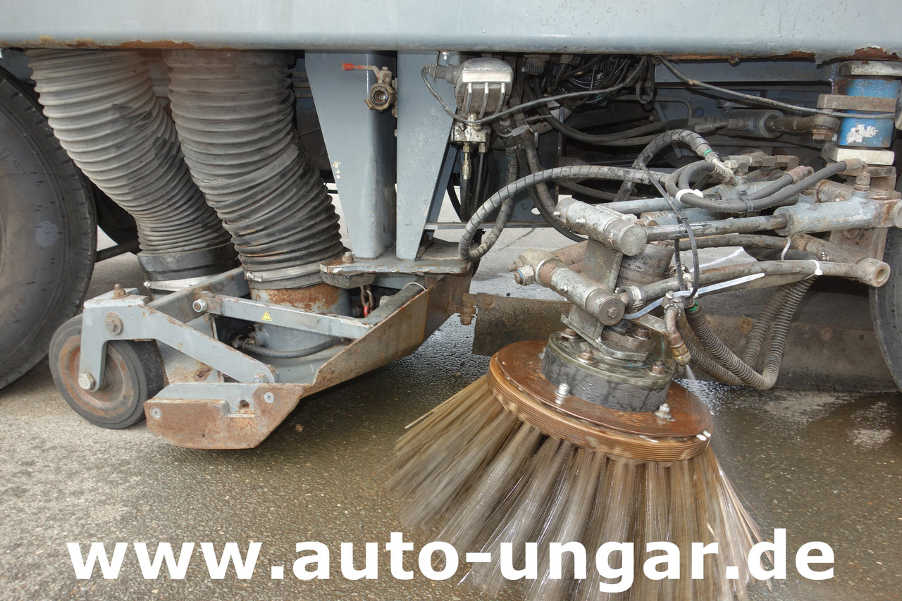 Aebi MFH 5000 Kehrmaschine Baujahr 2004 4-Rad Lenkung Wildkrautbesen - Măturătoare stradală: Foto 5 Aebi MFH 5000 Kehrmaschine Baujahr 2004 4-Rad Lenkung Wildkrautbesen - Măturătoare stradală: Foto 5