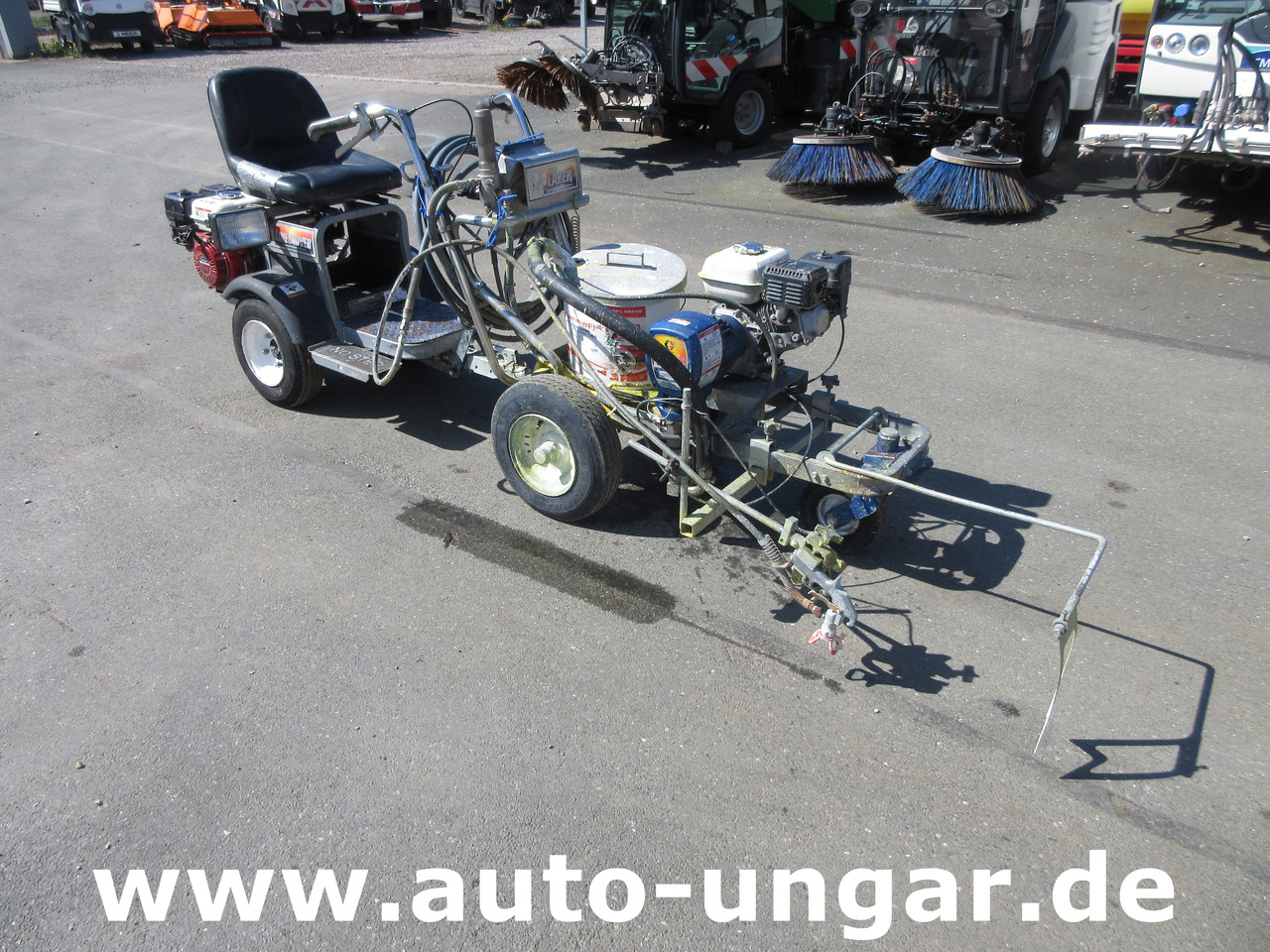 Graco LineLazer III 3900 Linedriver ride-on striper Roadmarking Straßenmarkierung - Maşină de asfaltat: Foto 1 Graco LineLazer III 3900 Linedriver ride-on striper Roadmarking Straßenmarkierung - Maşină de asfaltat: Foto 1