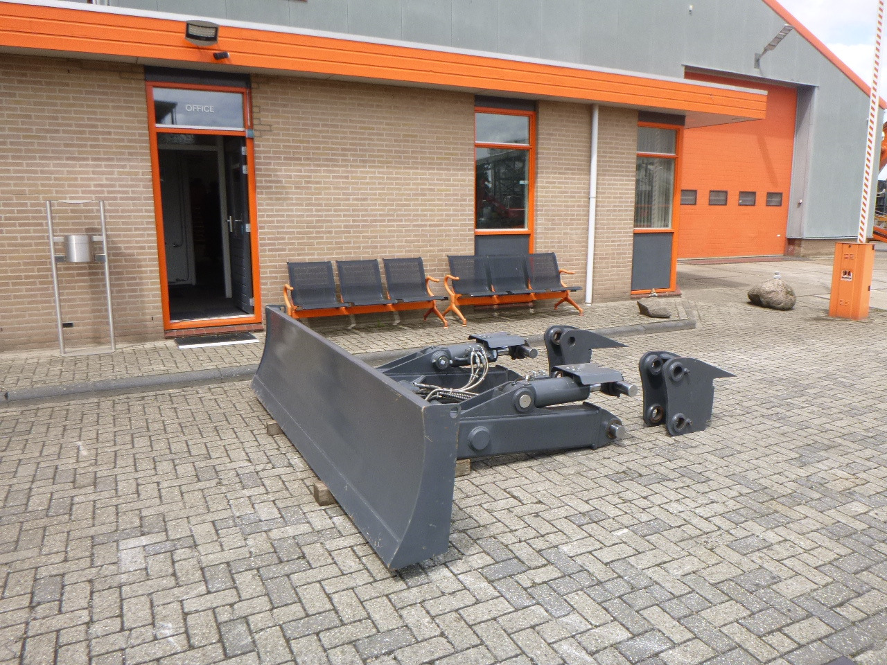 DOOSAN DX235LCR - Lamă pentru Excavator pe şenile: Foto 1 DOOSAN DX235LCR - Lamă pentru Excavator pe şenile: Foto 1