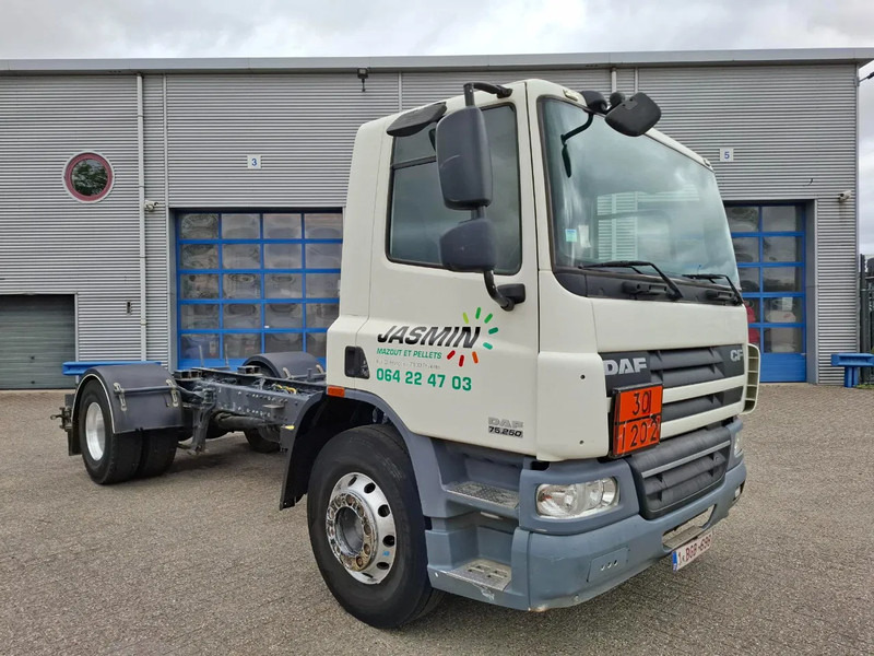 DAF CF75-250 / ADR / ONLY:320740 KM / PTO / INLINER / ALCOA / GOOD CONDITION / MANUAL / EURO-5 / 2011 - Camion şasiu: Foto 2 DAF CF75-250 / ADR / ONLY:320740 KM / PTO / INLINER / ALCOA / GOOD CONDITION / MANUAL / EURO-5 / 2011 - Camion şasiu: Foto 2