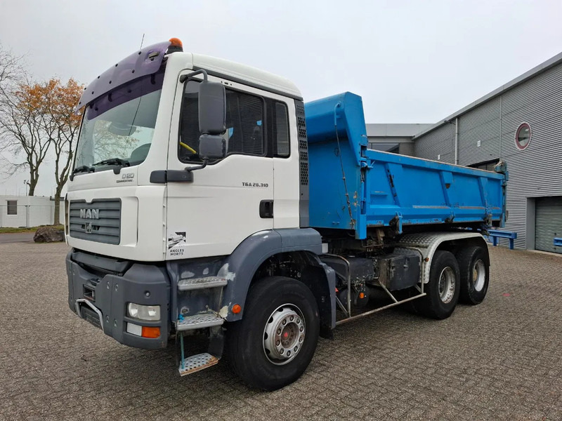 MAN TGA 26.310 / 6X4 / 2XBIG AXLE / 2SIDE TIPPER / ONLY:545423 KM / TUV:06-05-2026 / FULL-STEEL / AIRCO / MANUAL / EURO-4 / 2005 - Camion basculantă: Foto 3 MAN TGA 26.310 / 6X4 / 2XBIG AXLE / 2SIDE TIPPER / ONLY:545423 KM / TUV:06-05-2026 / FULL-STEEL / AIRCO / MANUAL / EURO-4 / 2005 - Camion basculantă: Foto 3