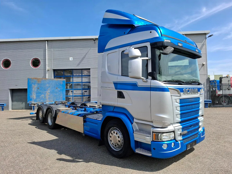 Scania R580 V8 / RETARDER / LIFT+LENKACHSE / FULL-AIR / PLATFORM 2000 KG / NAVI / LEATHER / AIRCO / AUTOMATIC / EURO-6 / 2014 - Camion şasiu: Foto 2 Scania R580 V8 / RETARDER / LIFT+LENKACHSE / FULL-AIR / PLATFORM 2000 KG / NAVI / LEATHER / AIRCO / AUTOMATIC / EURO-6 / 2014 - Camion şasiu: Foto 2
