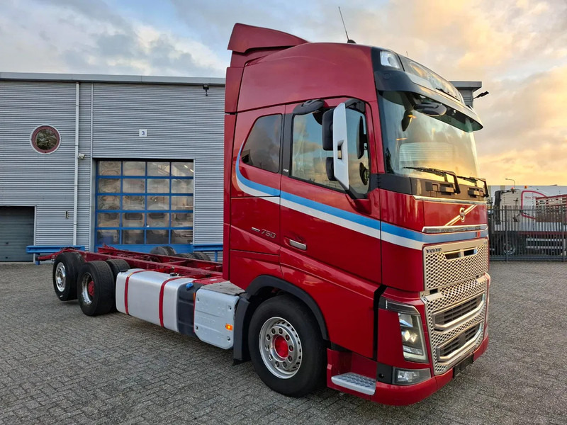 Volvo FH16-750 / BIG AXLE / VEB+ / ONLY:679711 KM / TECHNICAL 70TON / 9TON FRONT AXLE / INLINER / FULL-AIR / AUTOMATIC / EURO-6 / 2018 - Camion şasiu: Foto 2 Volvo FH16-750 / BIG AXLE / VEB+ / ONLY:679711 KM / TECHNICAL 70TON / 9TON FRONT AXLE / INLINER / FULL-AIR / AUTOMATIC / EURO-6 / 2018 - Camion şasiu: Foto 2