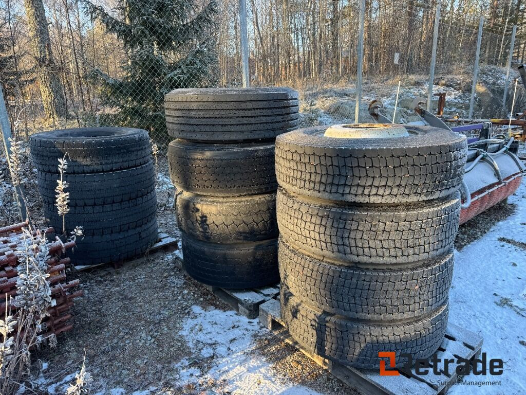 Parti med däck och fälg Volvo lastbil - Roată completă pentru Camion: Foto 1 Parti med däck och fälg Volvo lastbil - Roată completă pentru Camion: Foto 1