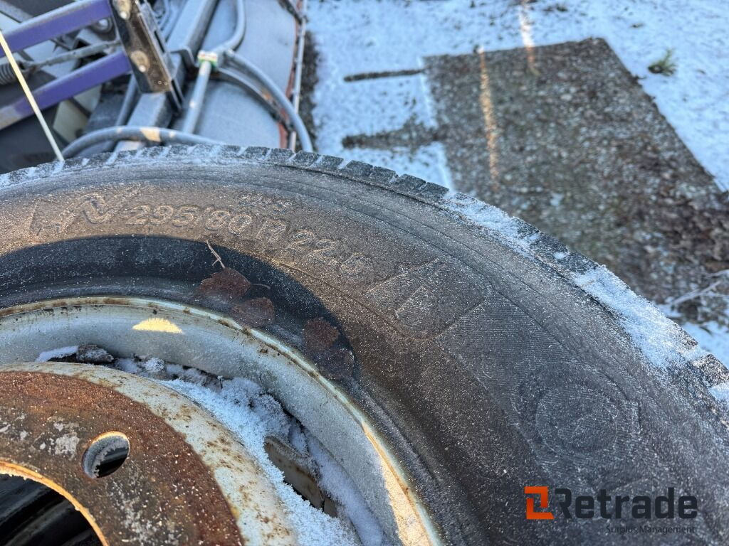 Parti med däck och fälg Volvo lastbil - Roată completă pentru Camion: Foto 4 Parti med däck och fälg Volvo lastbil - Roată completă pentru Camion: Foto 4