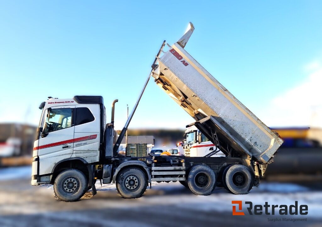 Robust og klar tippbil – Volvo FH16 650 8x4 med tipp og hengeropplegg - Camion basculantă: Foto 1 Robust og klar tippbil – Volvo FH16 650 8x4 med tipp og hengeropplegg - Camion basculantă: Foto 1