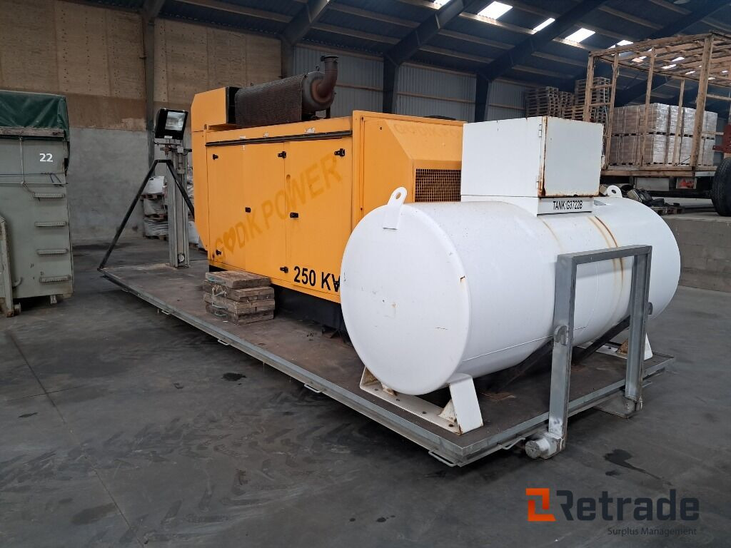 Komplet mobilt 250 KVA generator anlæg på lad med 2700L tank og byggetavle - Utilaje constructii: Foto 3 Komplet mobilt 250 KVA generator anlæg på lad med 2700L tank og byggetavle - Utilaje constructii: Foto 3