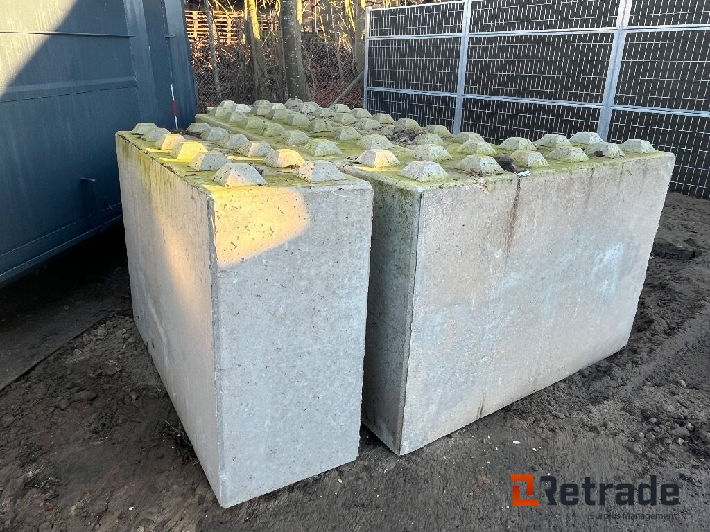 Vej (sikkerheds) udstyr Beton blokke - Echipamente de constructii: Foto 1 Vej (sikkerheds) udstyr Beton blokke - Echipamente de constructii: Foto 1