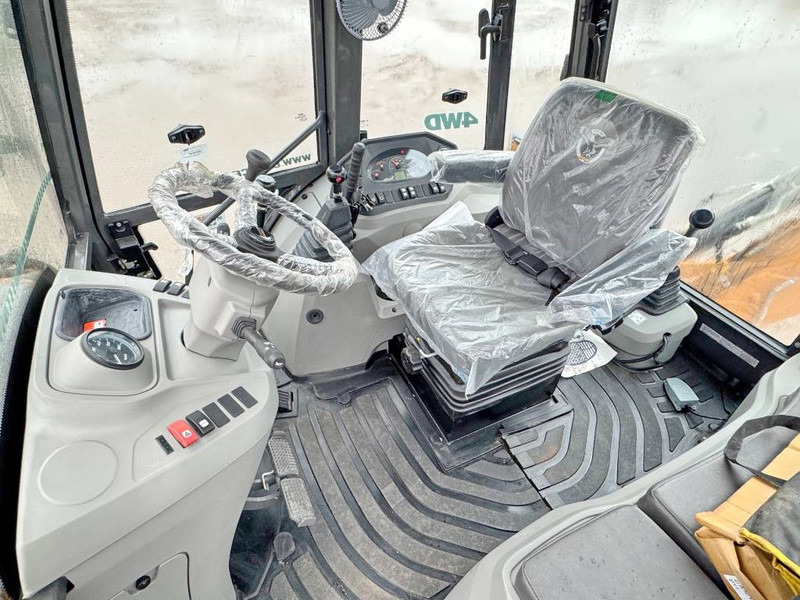 Case 770EX 4WD - New / Unused / Hammer Lines - Buldoexcavator: Foto 5 Case 770EX 4WD - New / Unused / Hammer Lines - Buldoexcavator: Foto 5