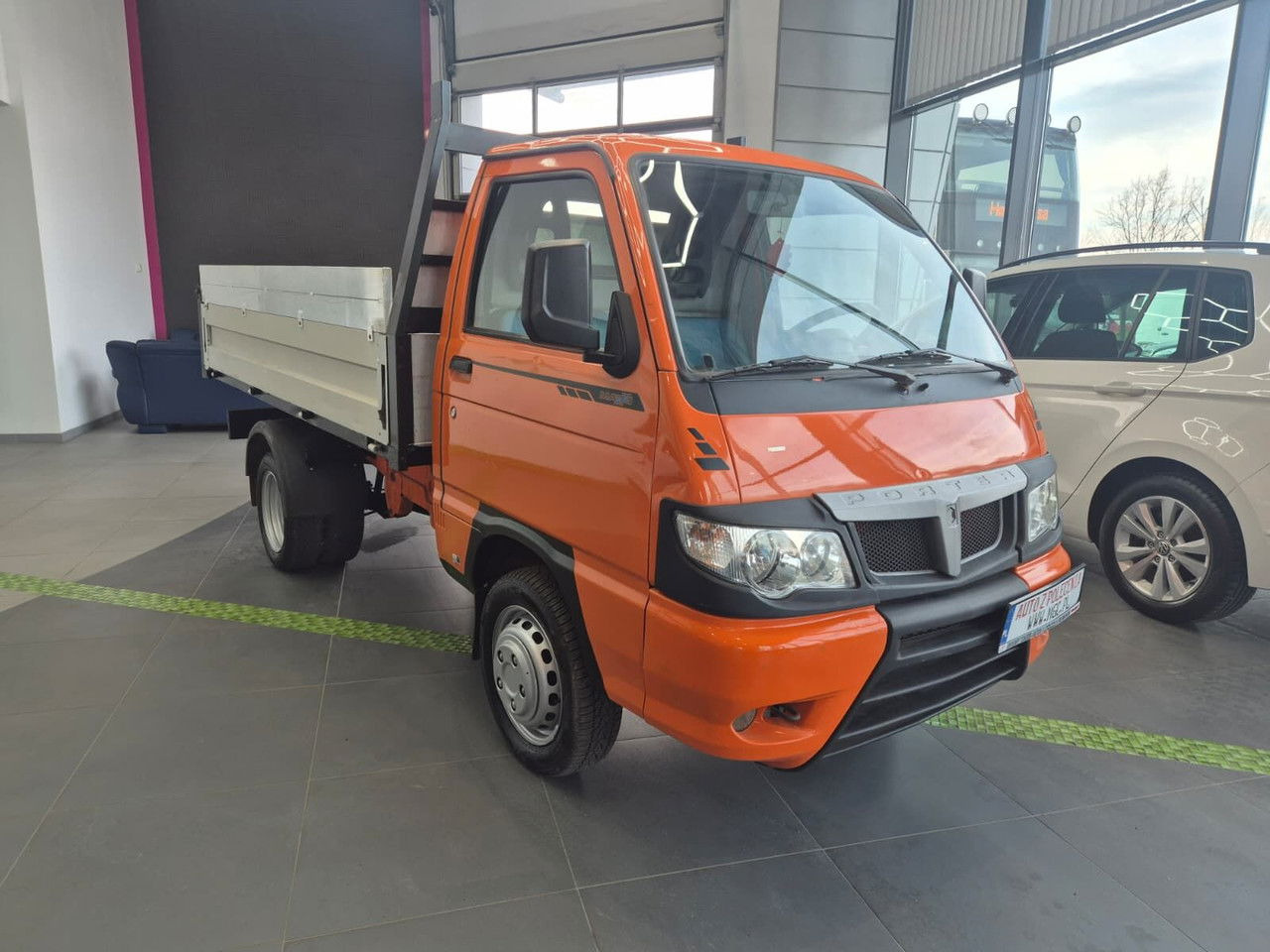 PIAGGIO Porter Maxxi eXtra / Kipper / 1 Owner / LOW KM - Autoutilitară basculantă: Foto 4 PIAGGIO Porter Maxxi eXtra / Kipper / 1 Owner / LOW KM - Autoutilitară basculantă: Foto 4