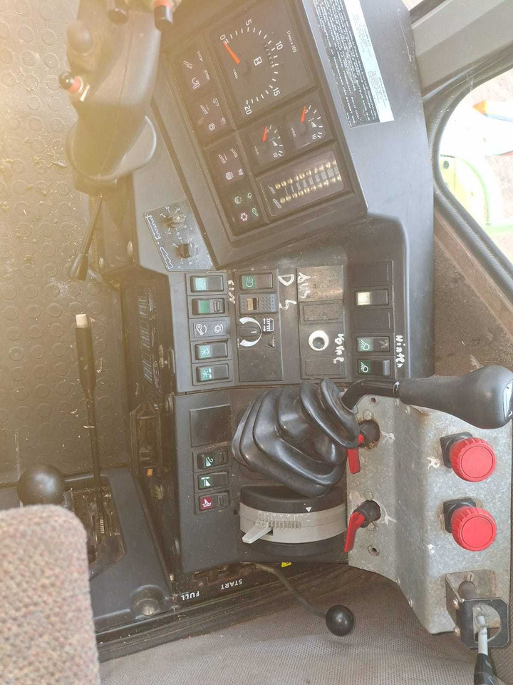 Claas dominator 118 sl Maxi - Combină agricola: Foto 2 Claas dominator 118 sl Maxi - Combină agricola: Foto 2