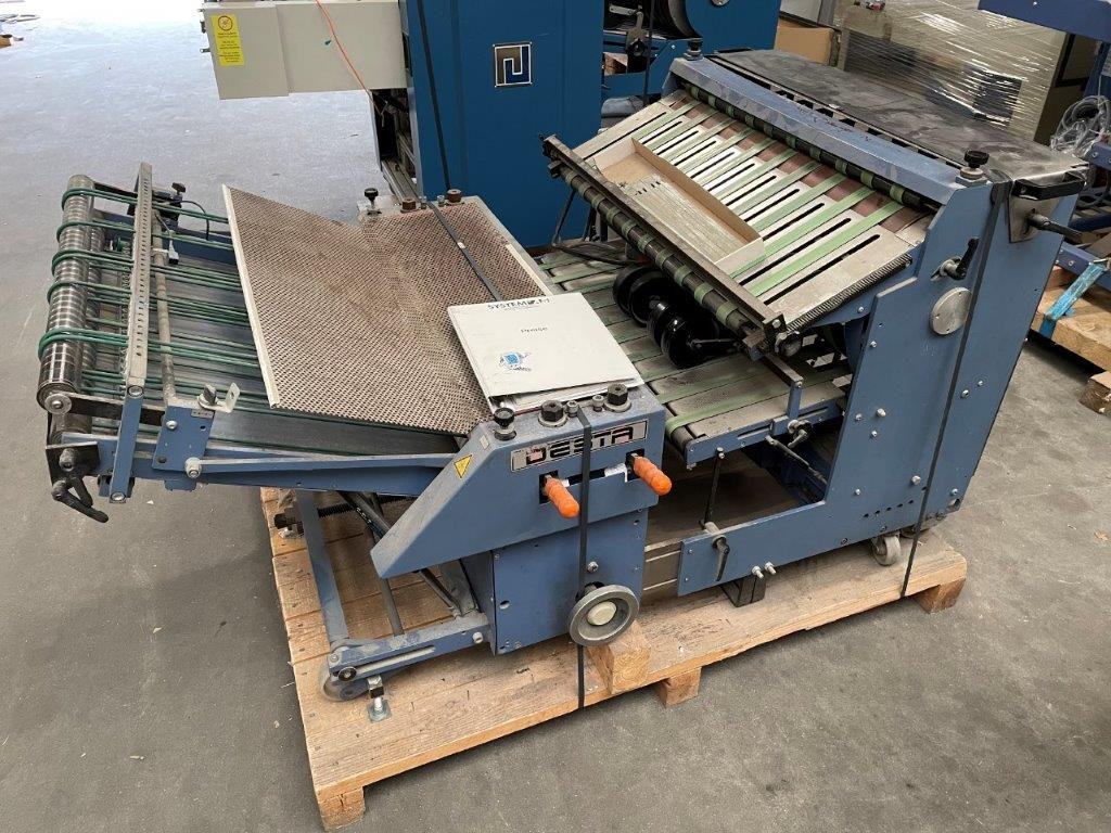 DESTA BAS-FSA 700 - combinable pressing unit with vertical stack delivery from 2006 - Mașină de pliat: Foto 4 DESTA BAS-FSA 700 - combinable pressing unit with vertical stack delivery from 2006 - Mașină de pliat: Foto 4